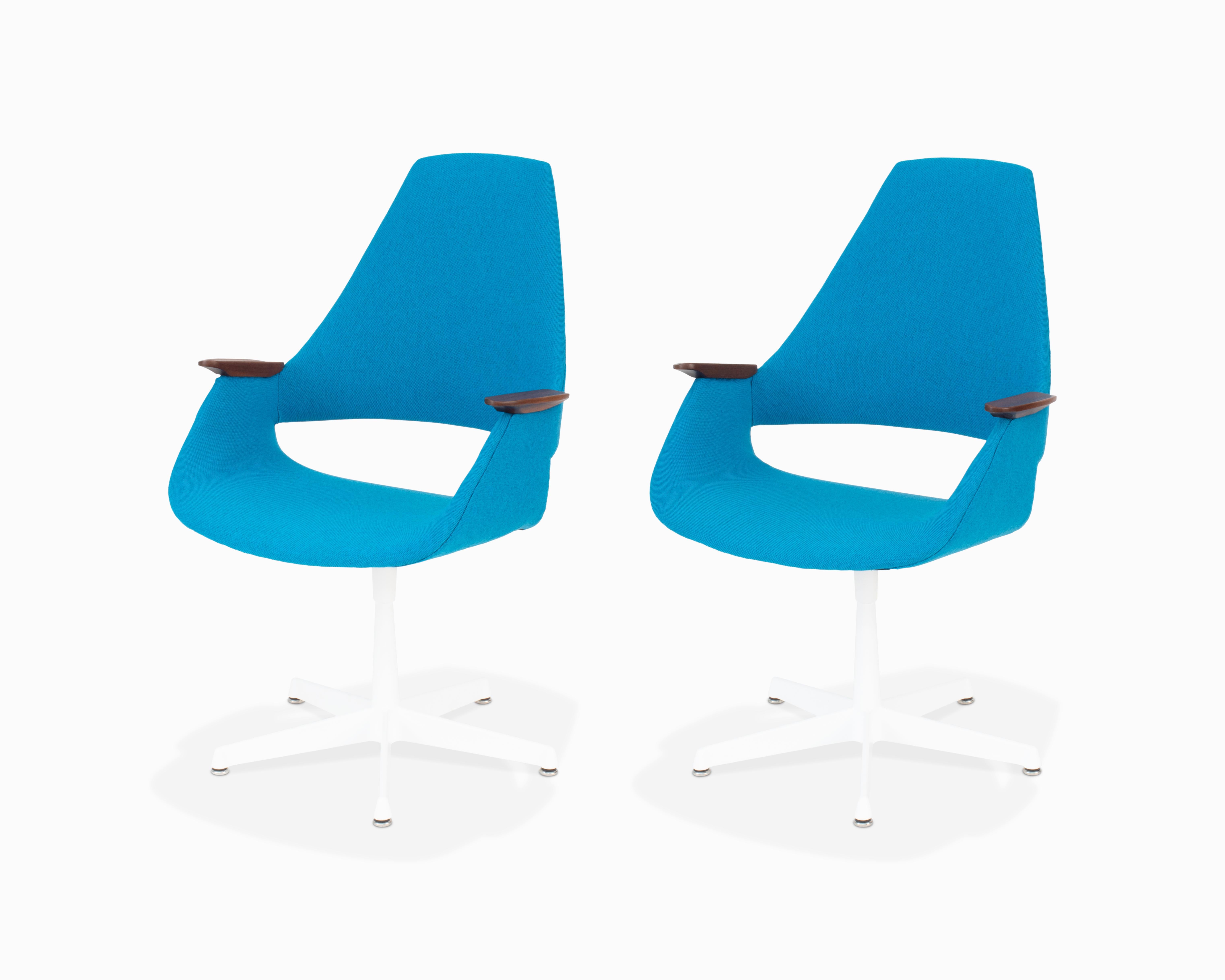 Voici une paire de fauteuils pivotants de luxe, créée par Arthur Umanoff pour Madison Furniture. Ces chaises ont été entièrement restaurées avec un nouveau rembourrage, des accoudoirs en noyer remis à neuf et une nouvelle couche de peinture en