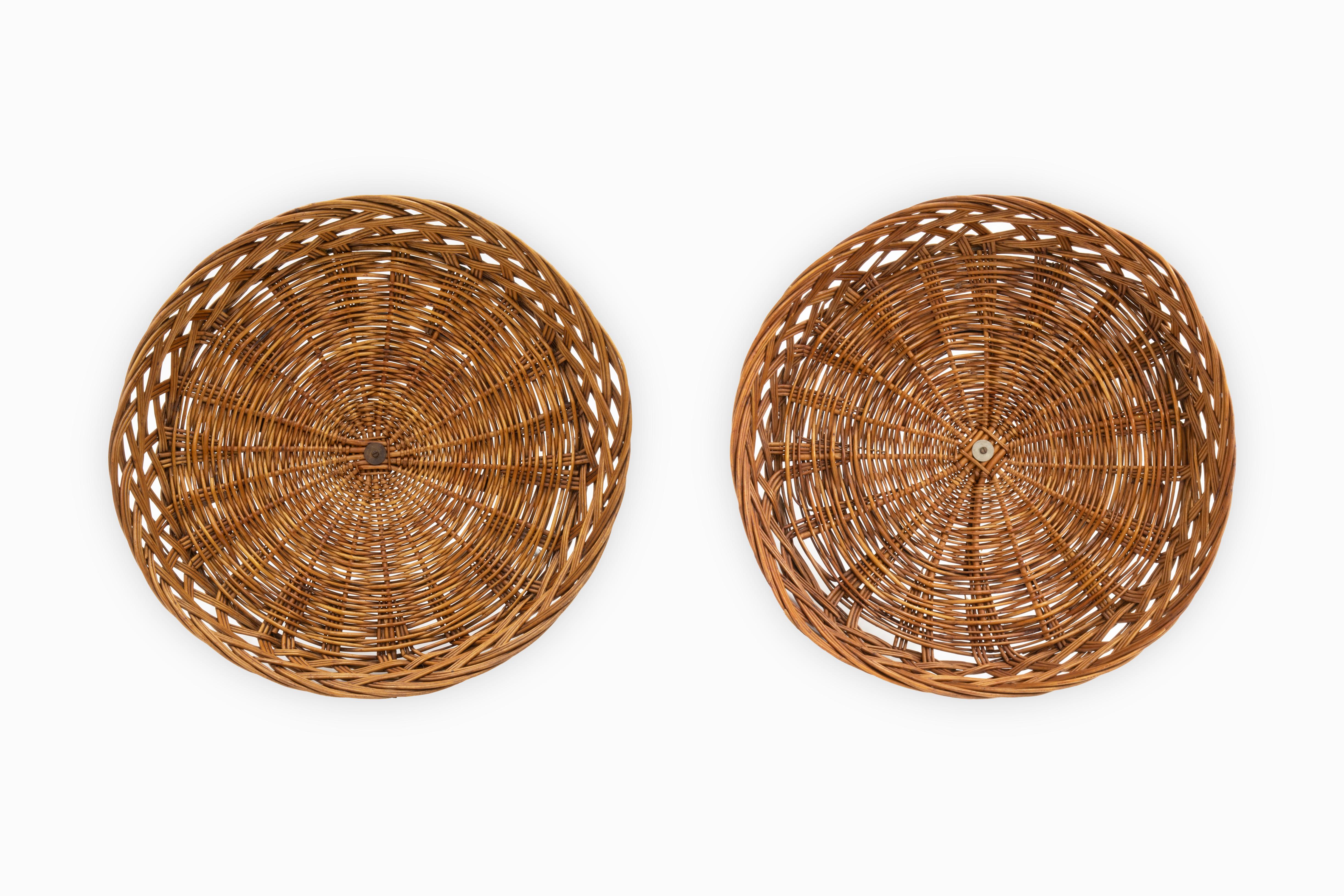 Mid-Century Modern Pair of Vintage Mid Century Tripod Rattan Side Tables en vente
