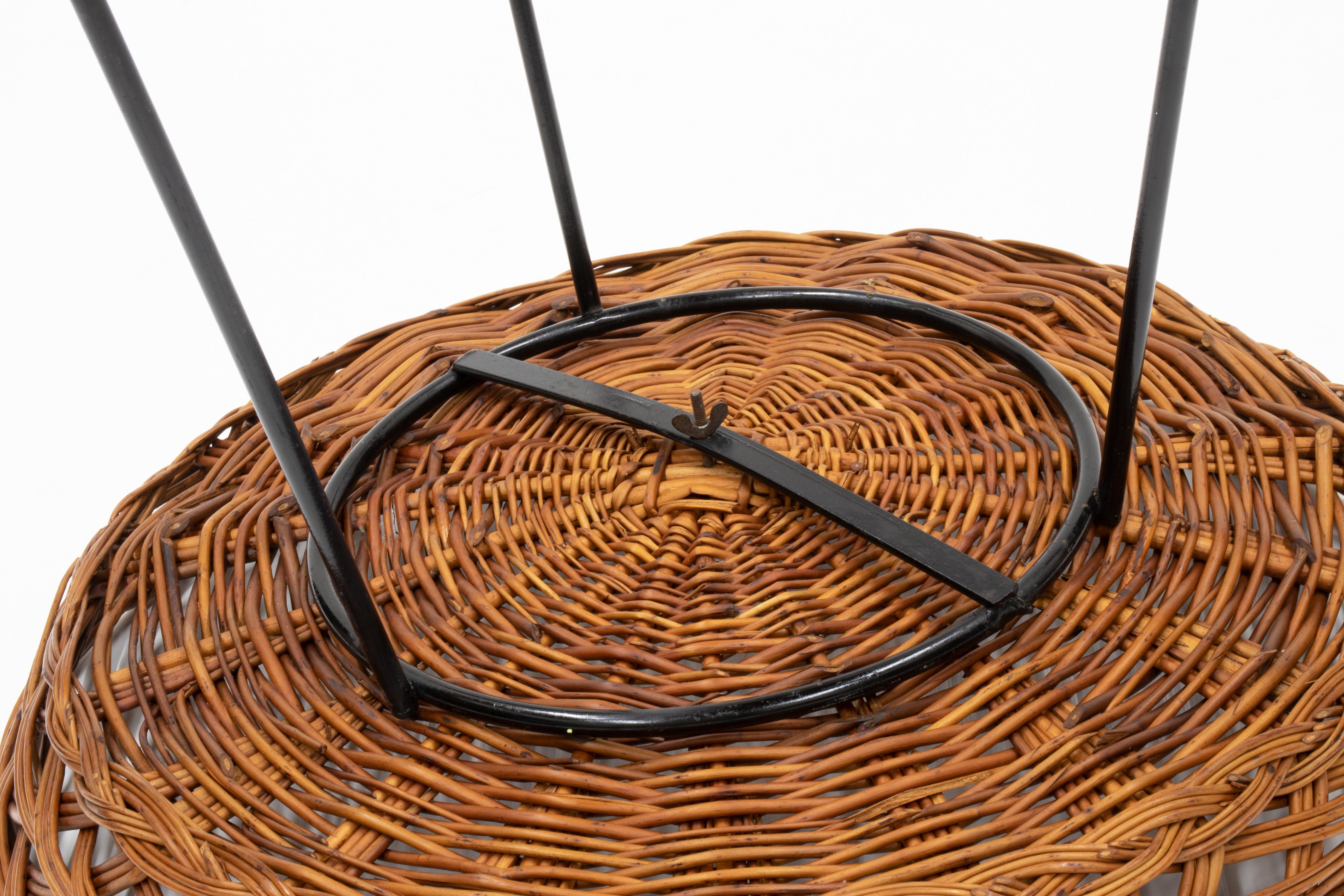 Pair of Vintage Mid Century Tripod Rattan Side Tables Bon état - En vente à Oxnard, CA