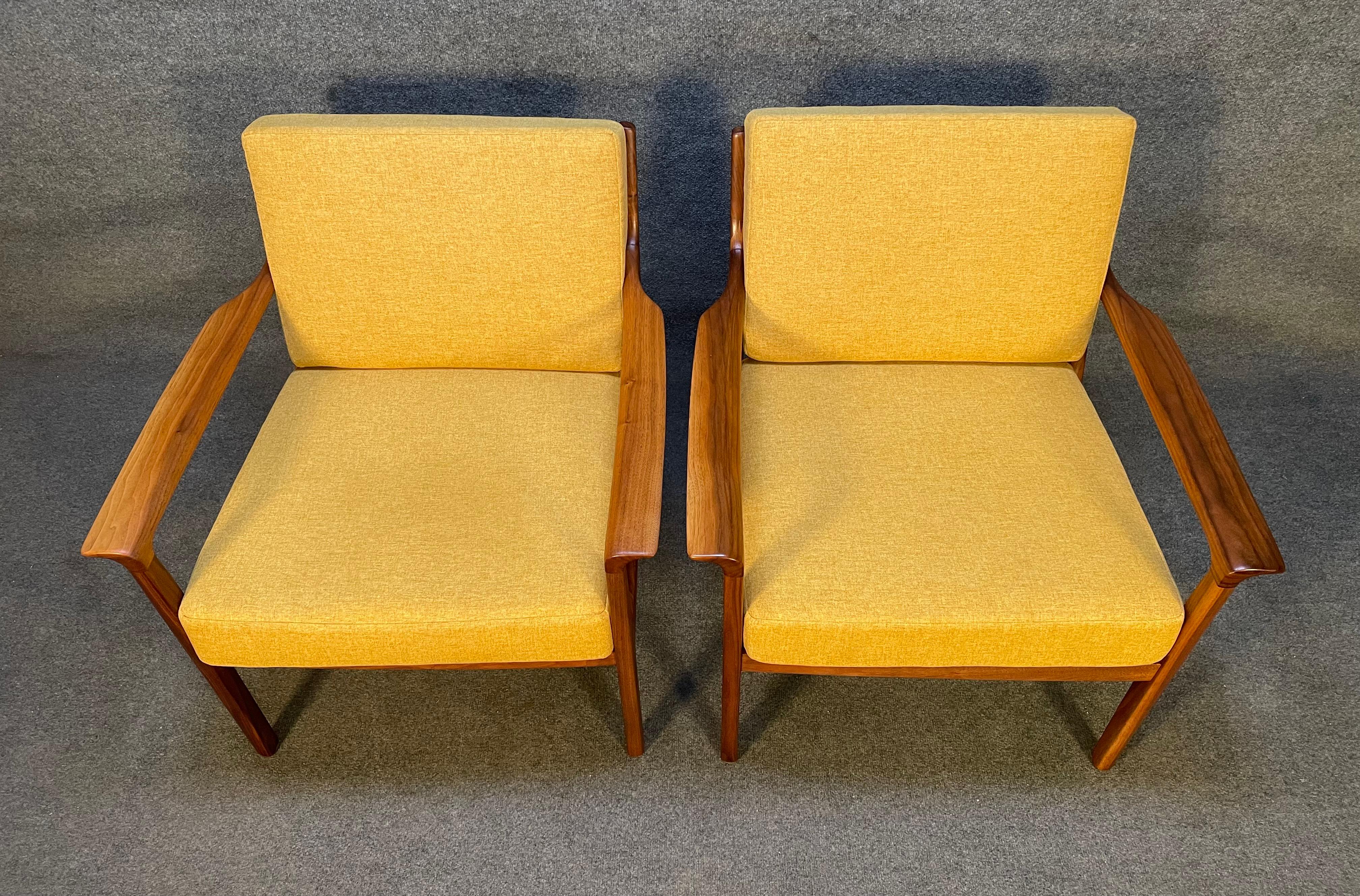 Here is a rare set of two vintage Mid-Century Modern lounge chairs Model 935 in walnut designed by Fredrik Kayser and manufactured by Vatne Mobler in Norway in the 1960s.
This comfortable set, recently imported from Europe to California before its
