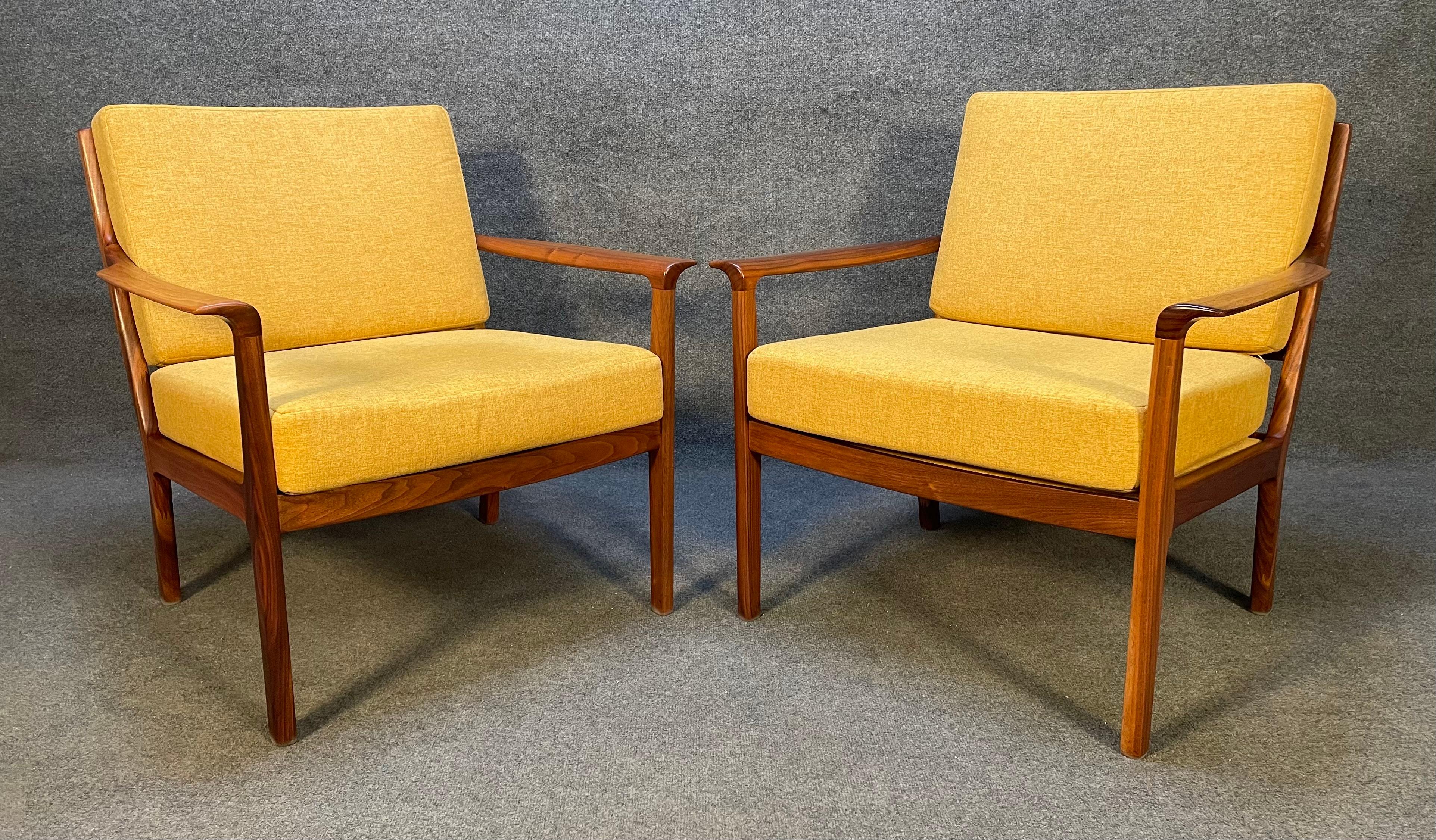 Mid-20th Century Pair of Vintage Midcentury Walnut Lounge Chairs 