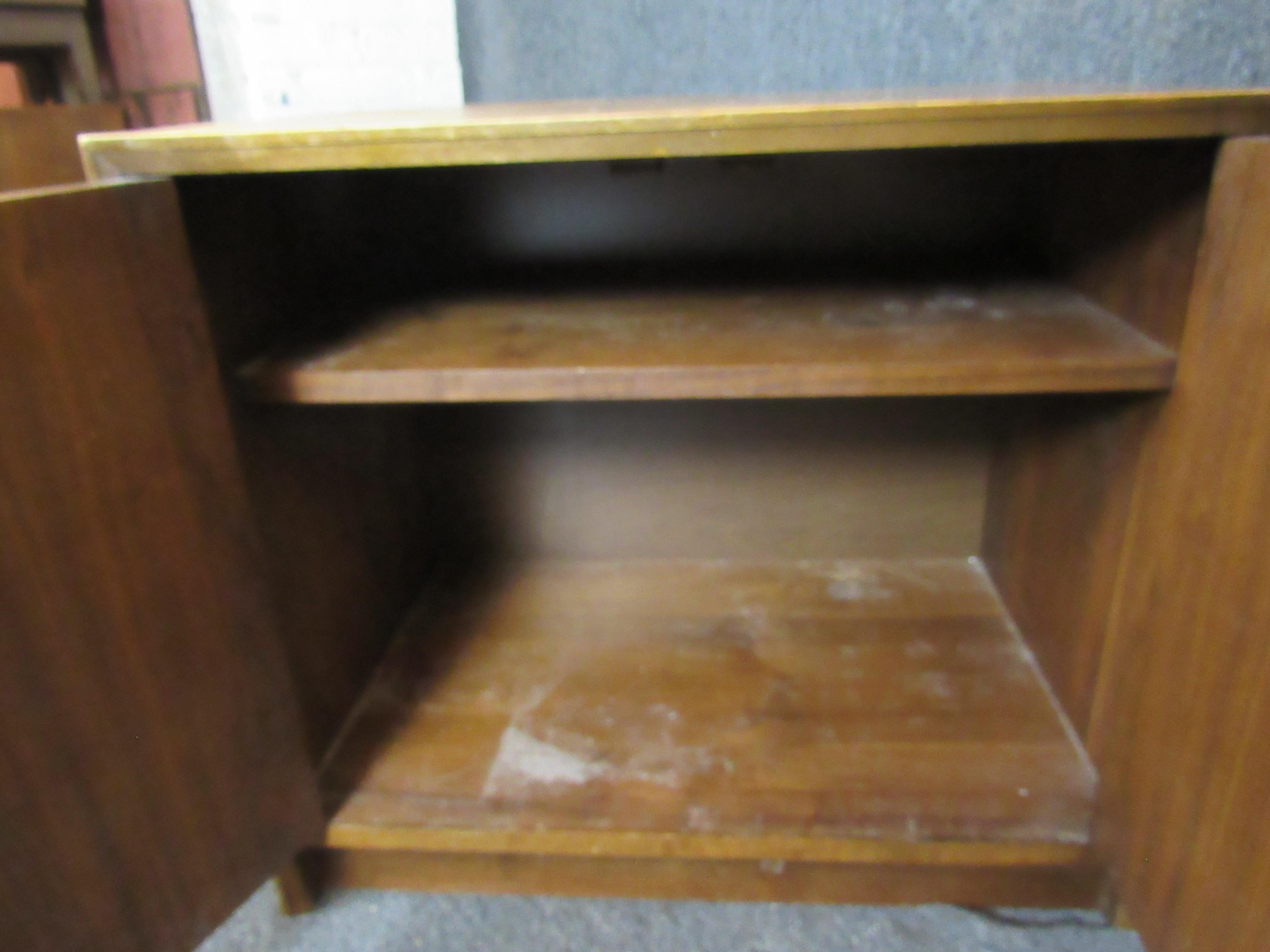 Pair of Vintage Mid Century Walnut Night Stands In Good Condition For Sale In Brooklyn, NY
