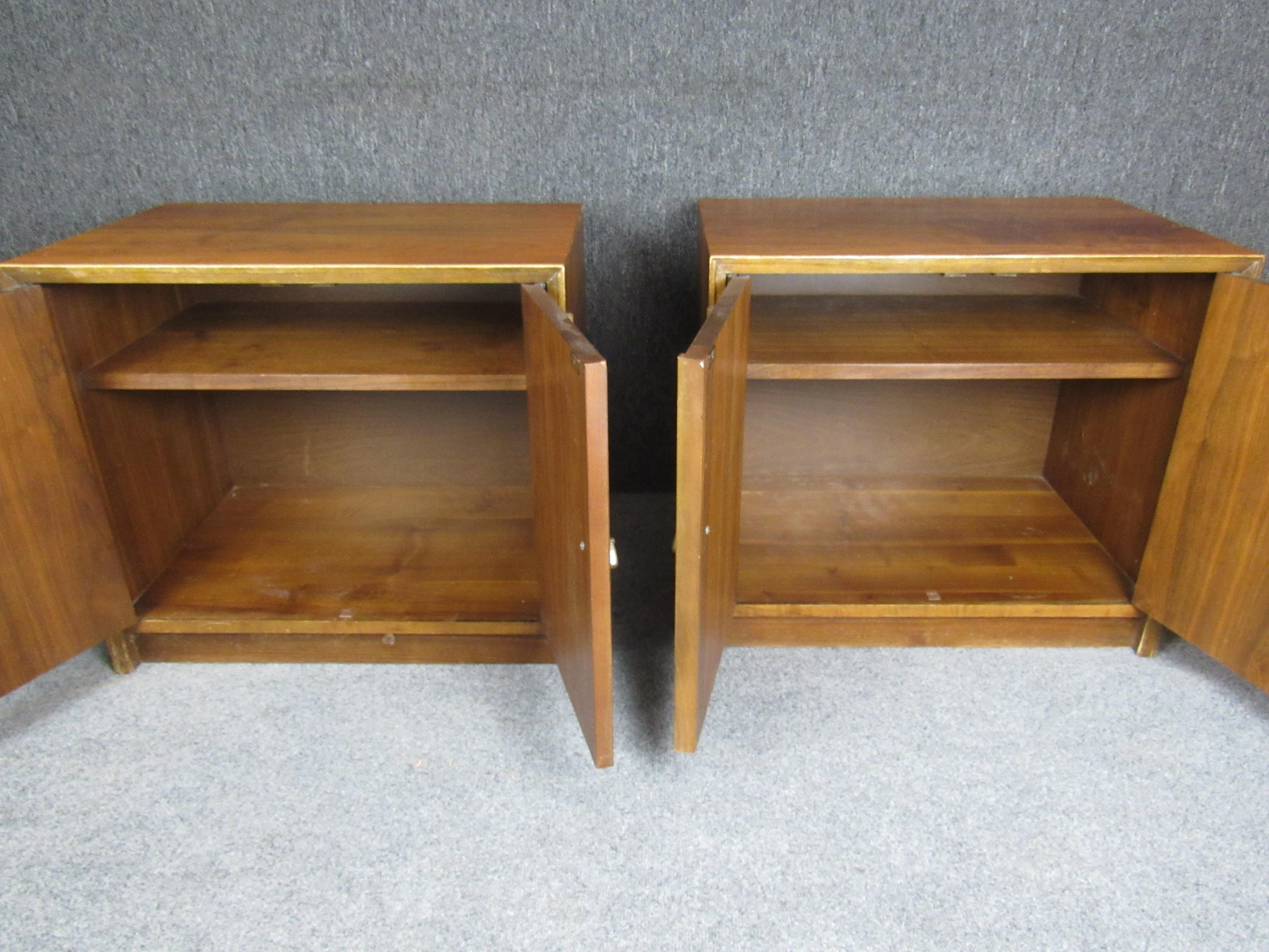 20th Century Pair of Vintage Mid Century Walnut Night Stands For Sale
