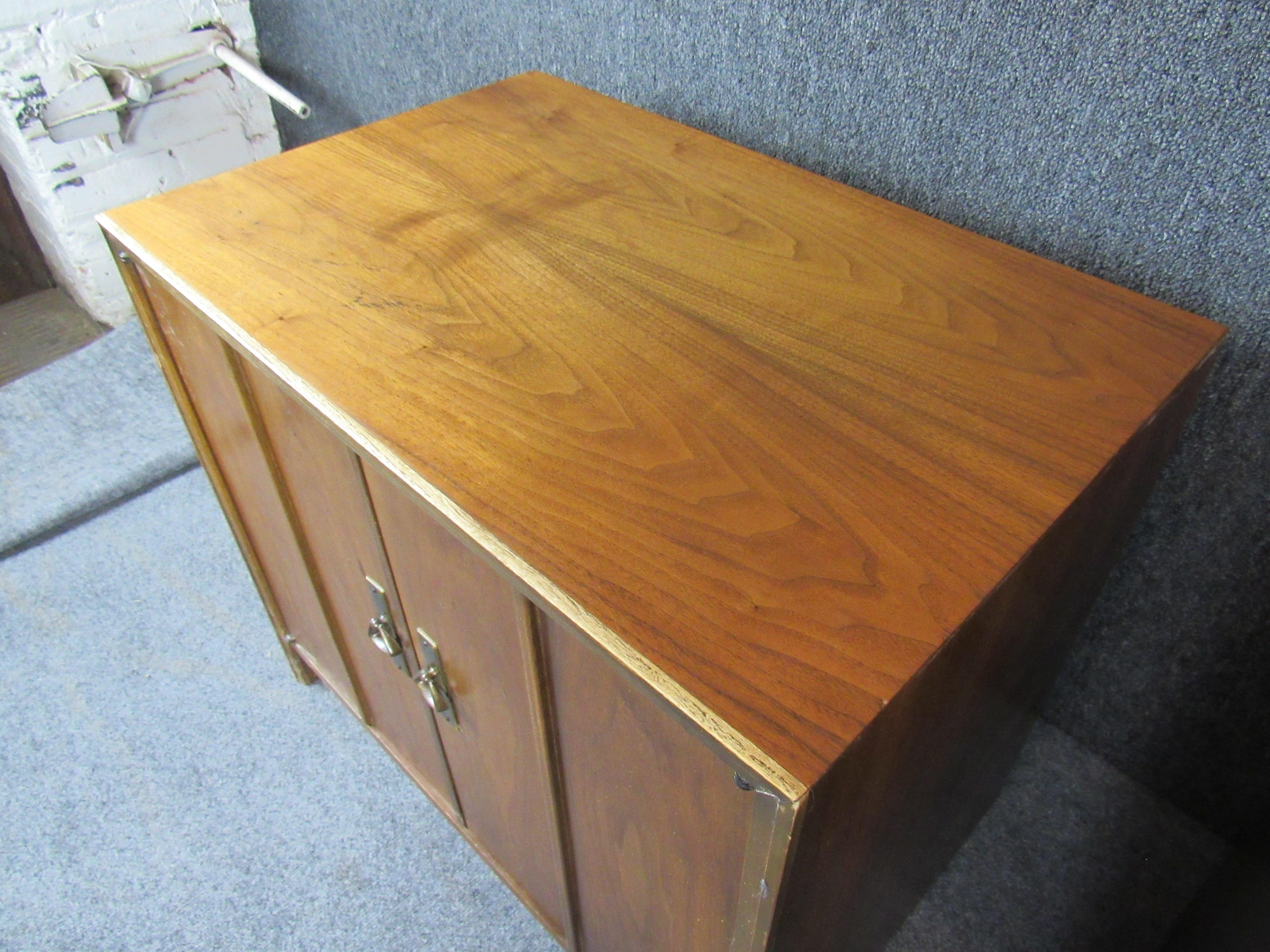 Pair of Vintage Mid Century Walnut Night Stands For Sale 2