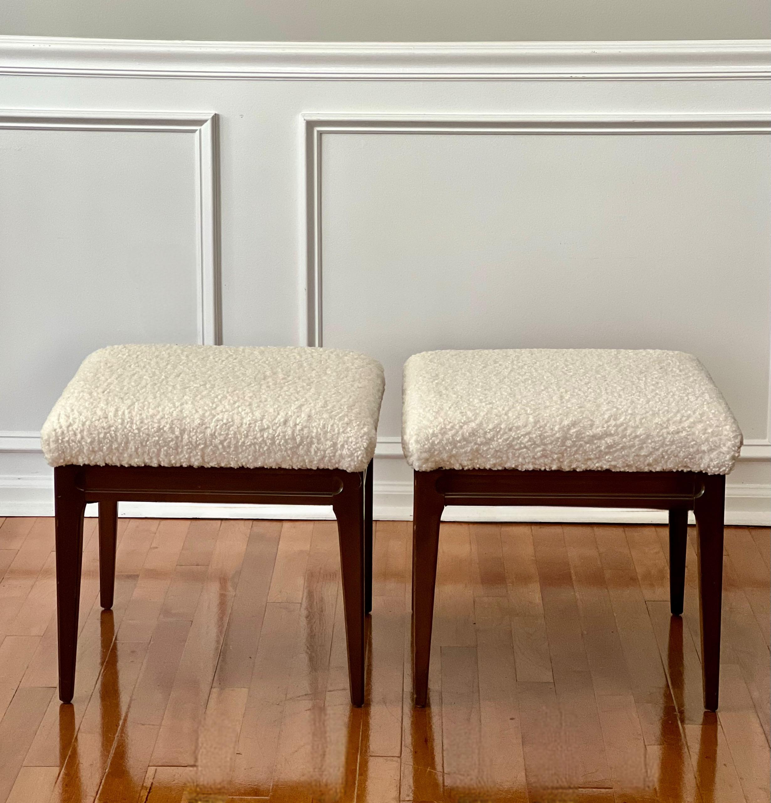 Pareja de taburetes otomanos vintage de nogal de mediados de siglo en bouclé con tapicería más nueva.  Presentan patas rectas ahusadas, un delantal finamente tallado y tejido bouclé crema.  Piezas bonitas y versátiles para añadir a cualquier