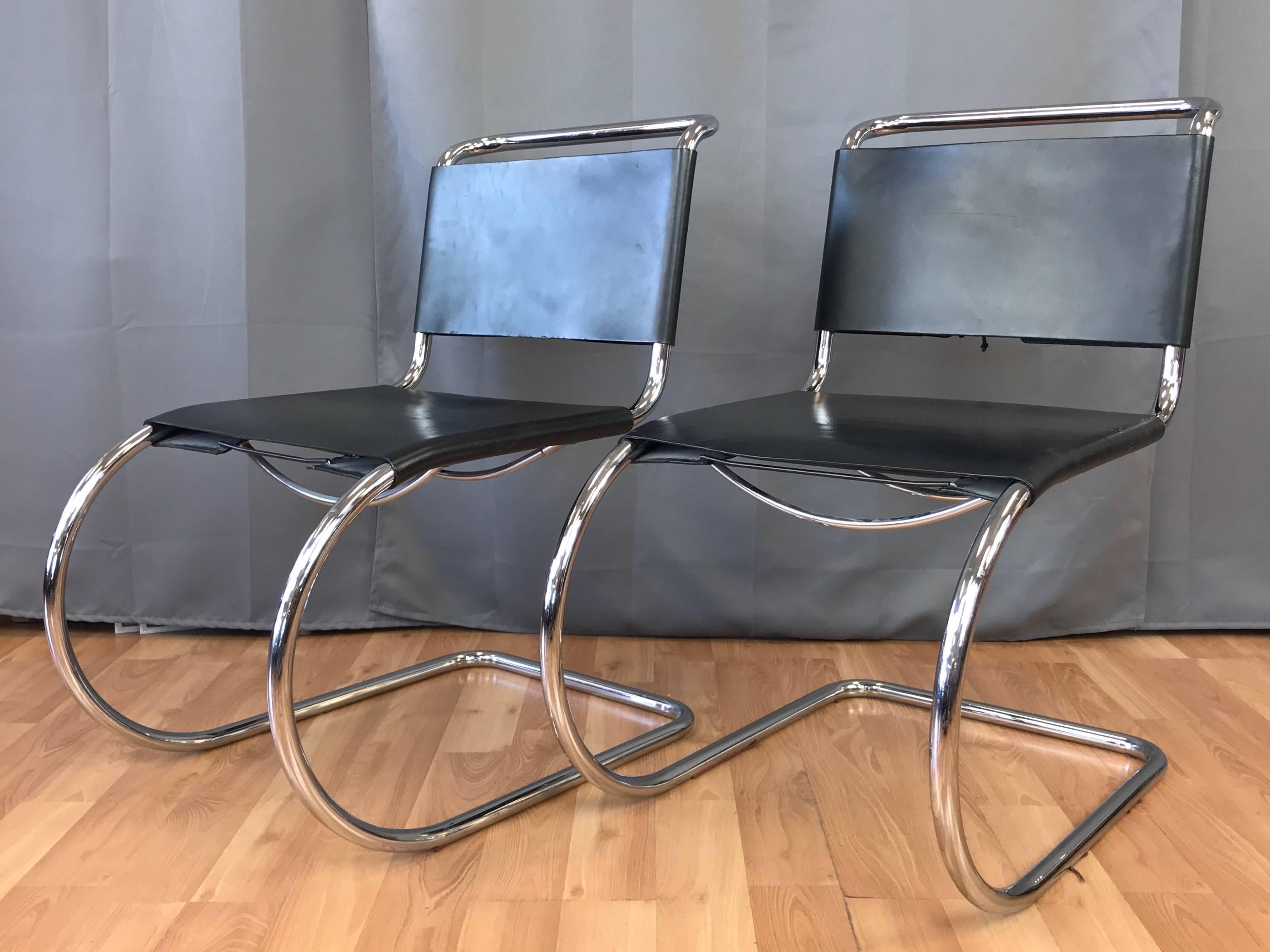 Une paire de chaises latérales MR vintage par Ludwig Mies van der Rohe:: fabriquées et importées par Stendig. Conçue en 1927:: cette paire date de 1987 et est en excellent état vintage. 

Le design minimaliste iconique présente un cadre tubulaire en