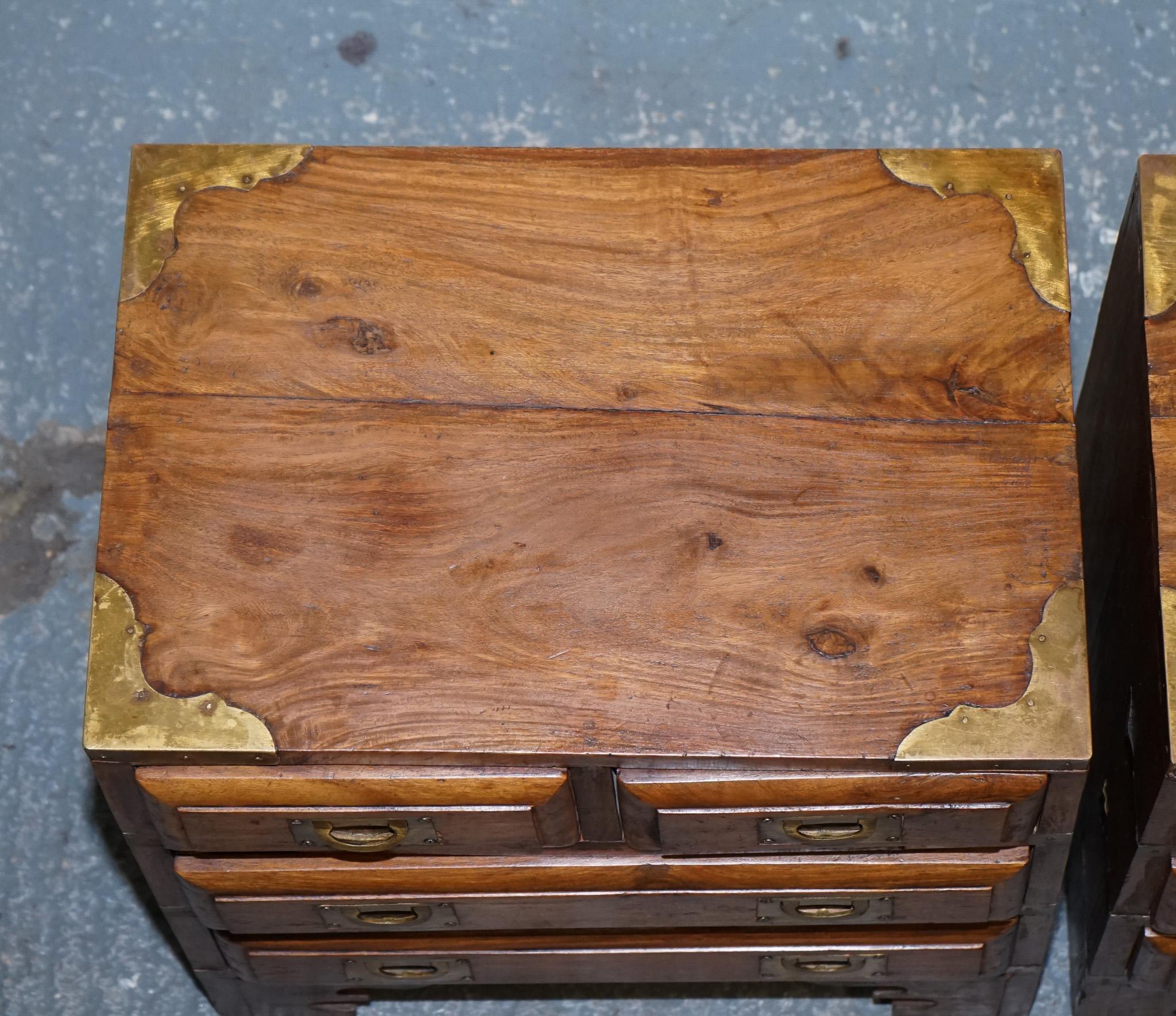 PAIR OF VINTAGE MILITARY CAMPAIGN BEDSIDE TABLES BRASS NiGHTSTANDS For Sale 3