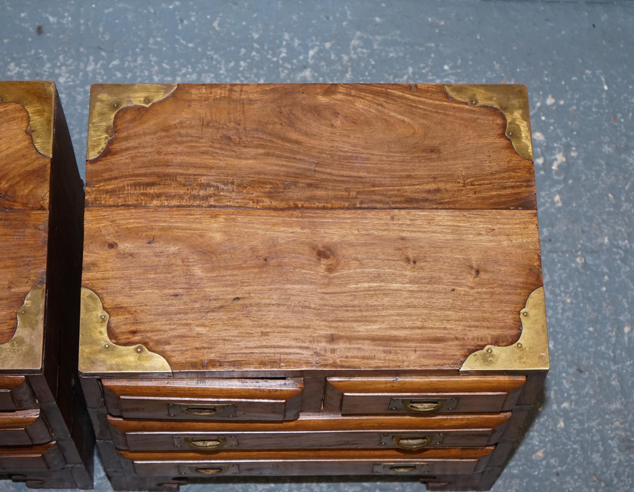 PAIR OF VINTAGE MILITARY CAMPAIGN BEDSIDE TABLES BRASS NiGHTSTANDS For Sale 4
