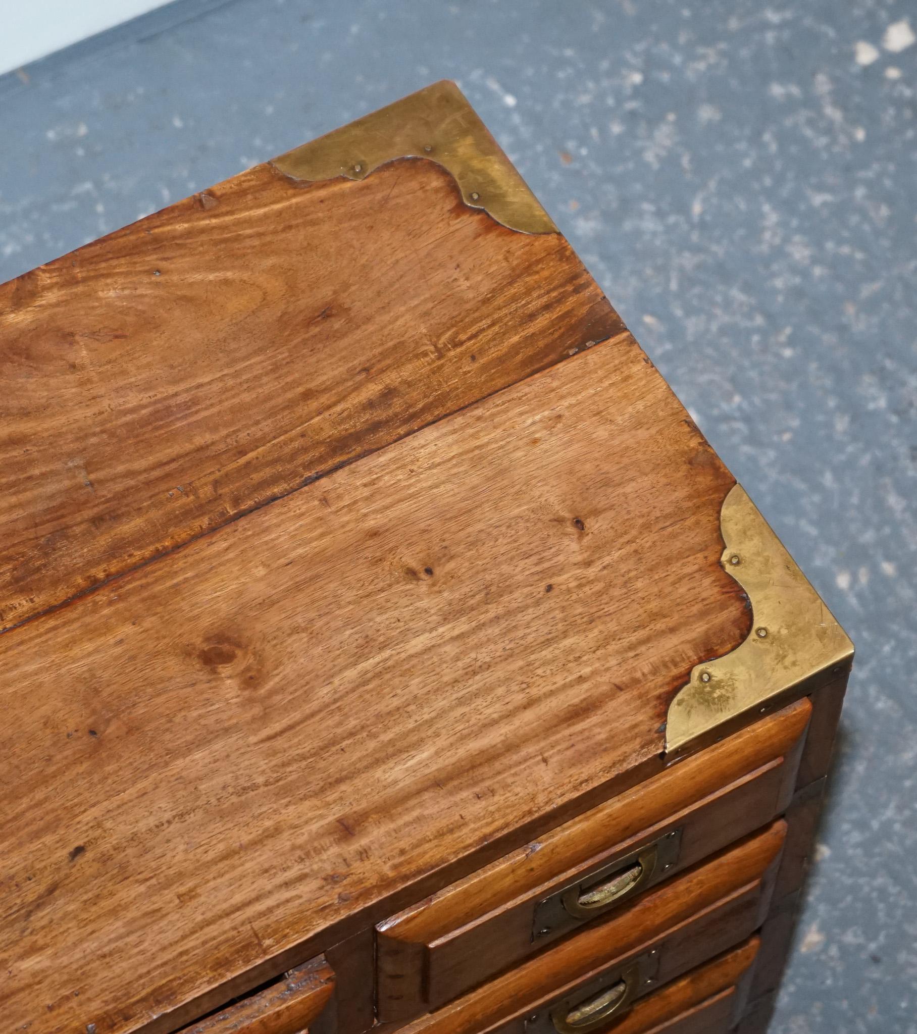 PAIR OF VINTAGE MILITARY CAMPAIGN BEDSIDE TABLES BRASS NiGHTSTANDS For Sale 6