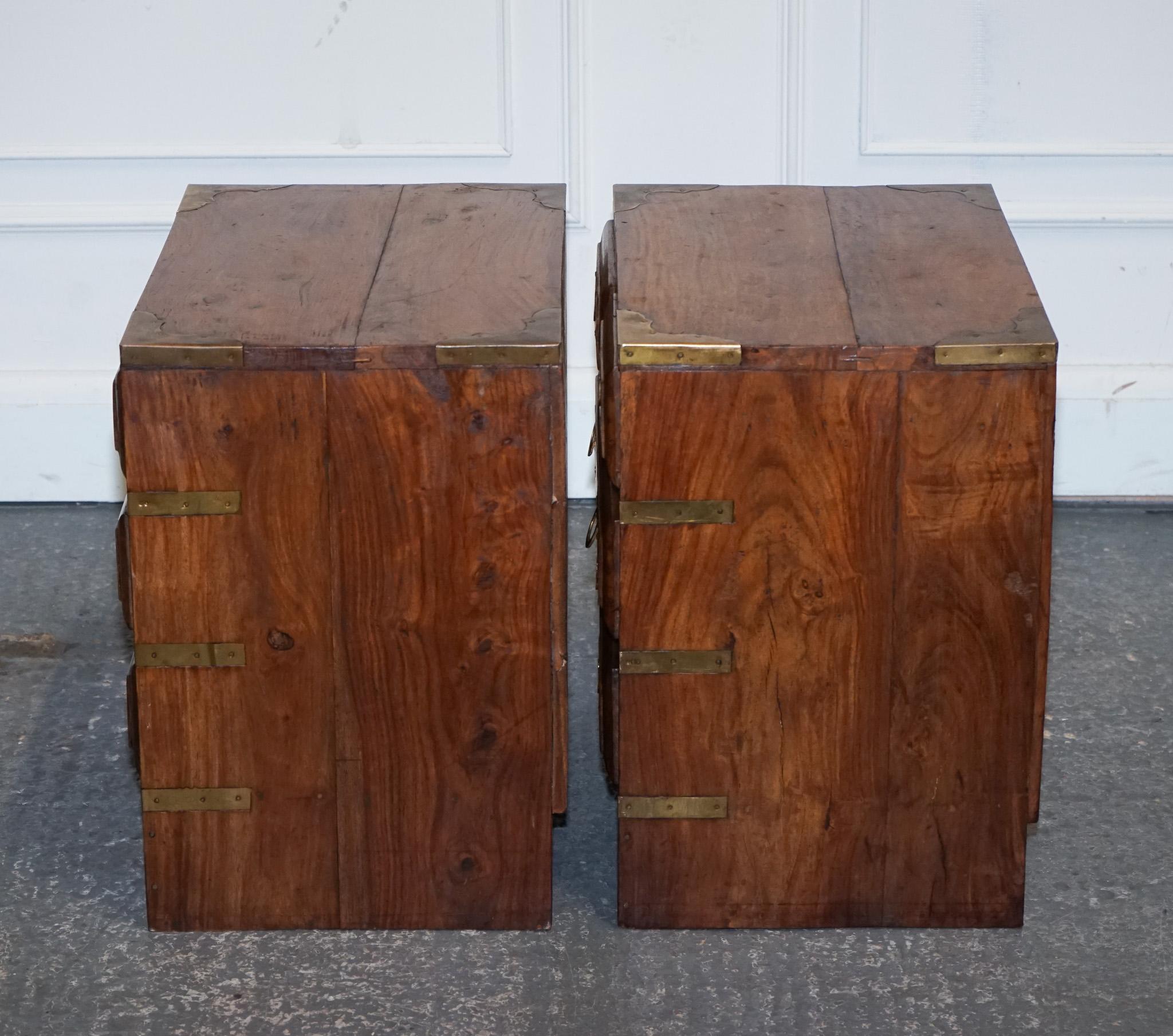 PAIR OF VINTAGE MILITARY CAMPAIGN BEDSIDE TABLES BRASS NiGHTSTANDS For Sale 8