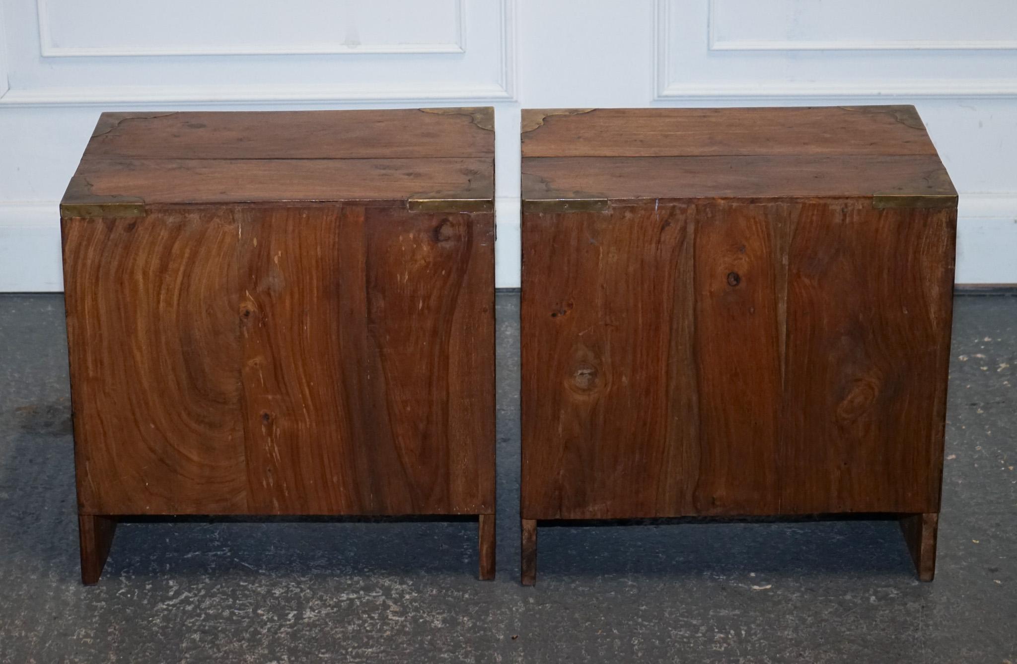 PAIR OF VINTAGE MILITARY CAMPAIGN BEDSIDE TABLES BRASS NiGHTSTANDS For Sale 9