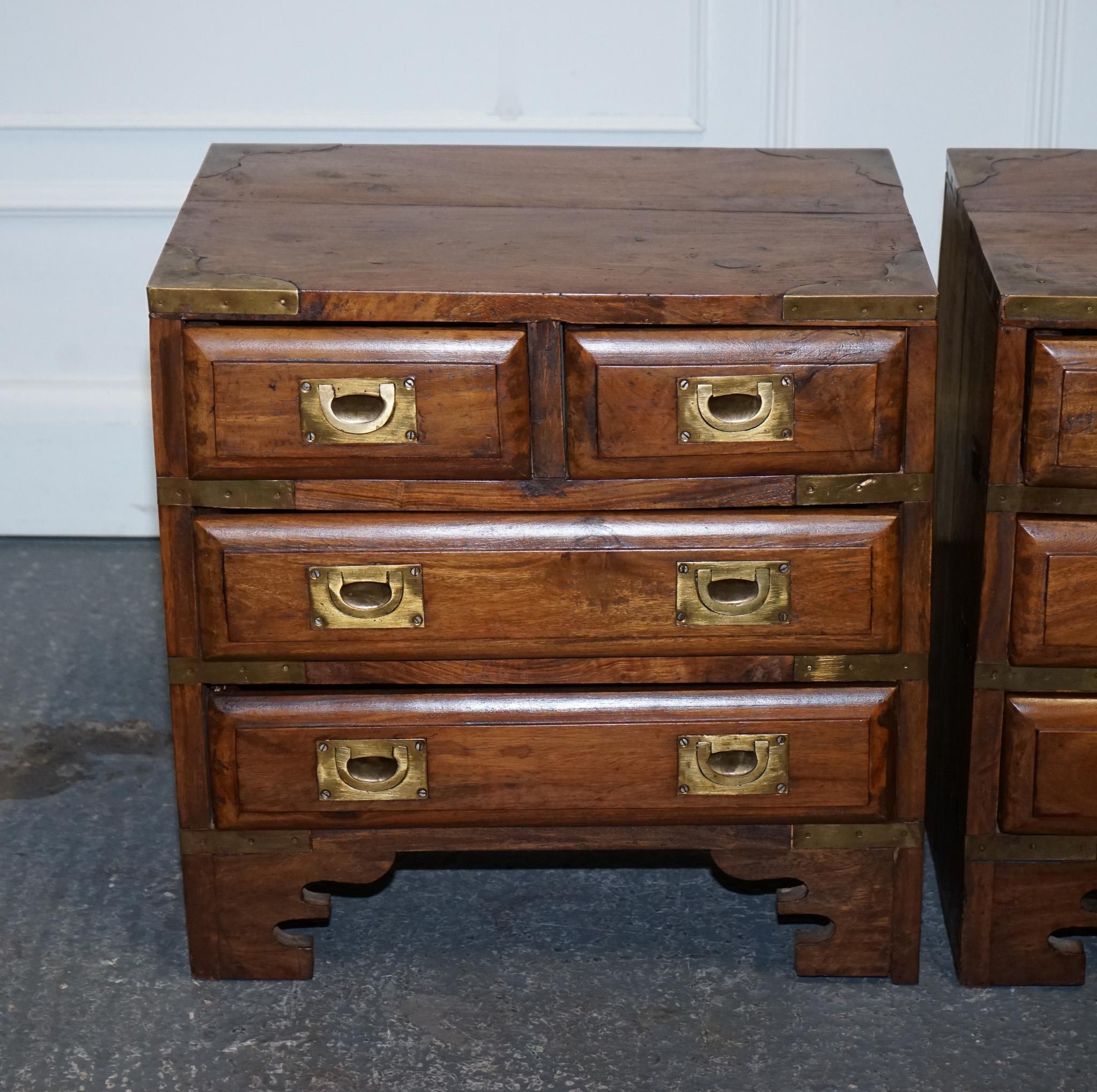 PAIR OF VINTAGE MILITARY CAMPAIGN BEDSIDE TABLES BRASS NiGHTSTANDS In Good Condition For Sale In Pulborough, GB