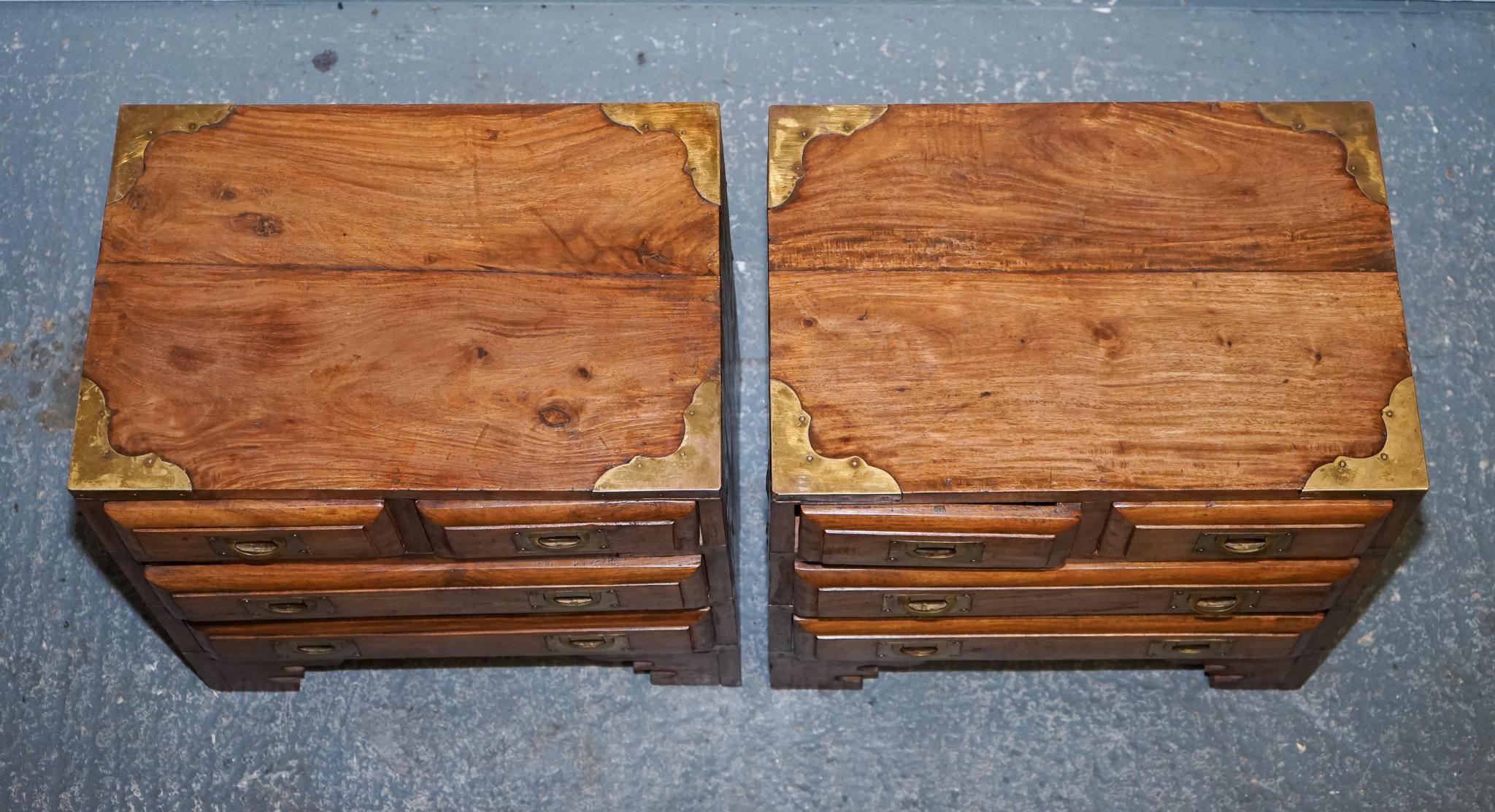 PAIR OF VINTAGE MILITARY CAMPAIGN BEDSIDE TABLES BRASS NiGHTSTANDS For Sale 2
