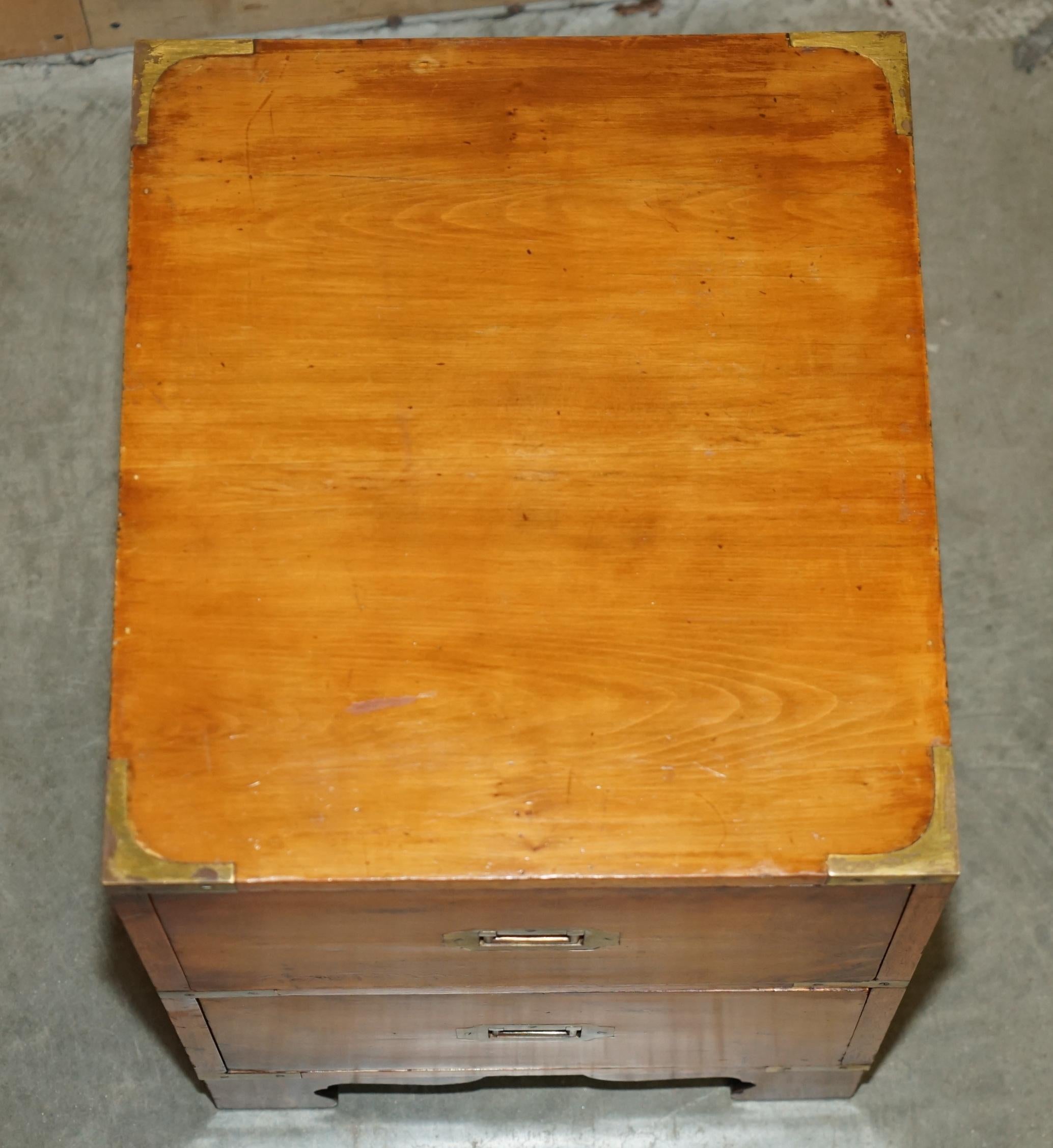 English PAIR OF ViNTAGE MILITARY CAMPAIGN BURR YEW WOOD BEDSIDE END LAMP TABLE DRAWERS