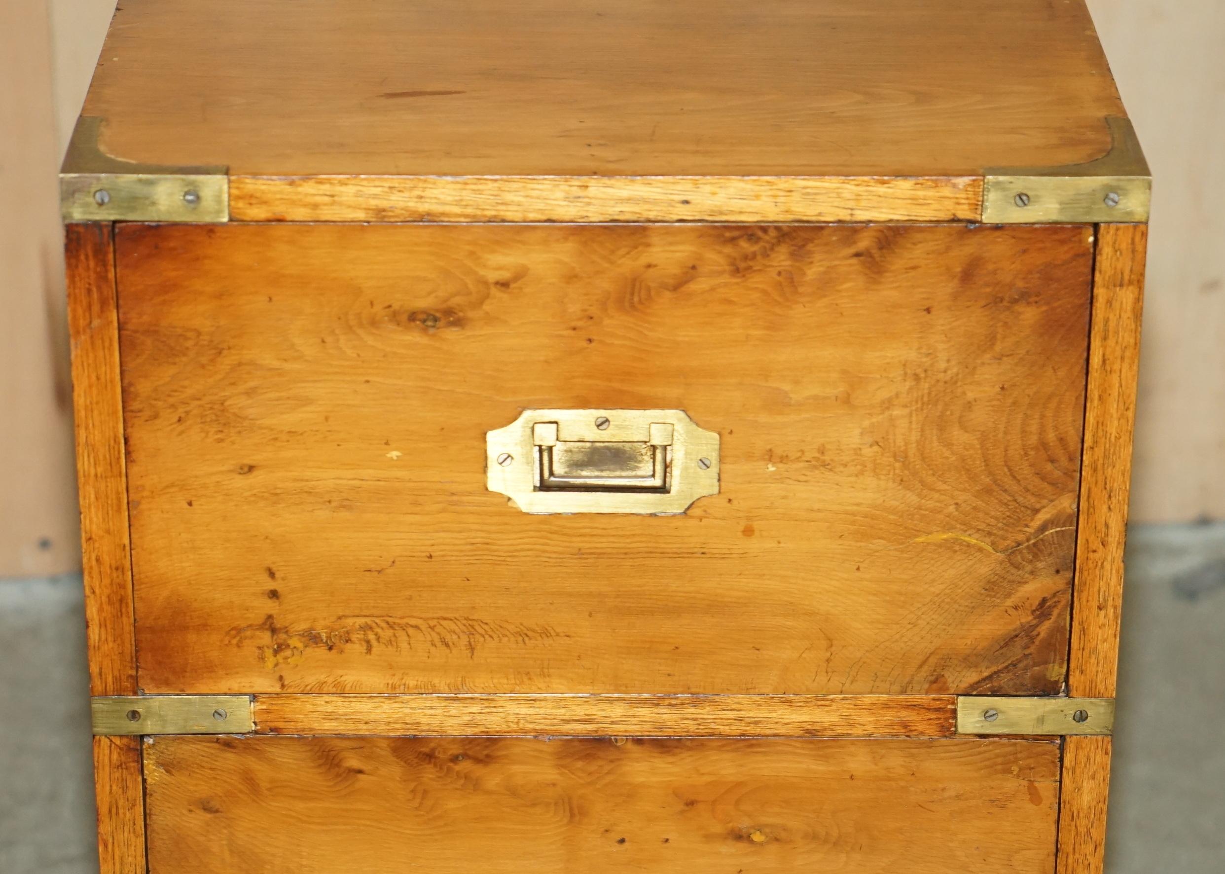 PAIR OF ViNTAGE MILITARY CAMPAIGN BURR YEW WOOD BEDSIDE END LAMP TABLE DRAWERS In Good Condition In West Sussex, Pulborough