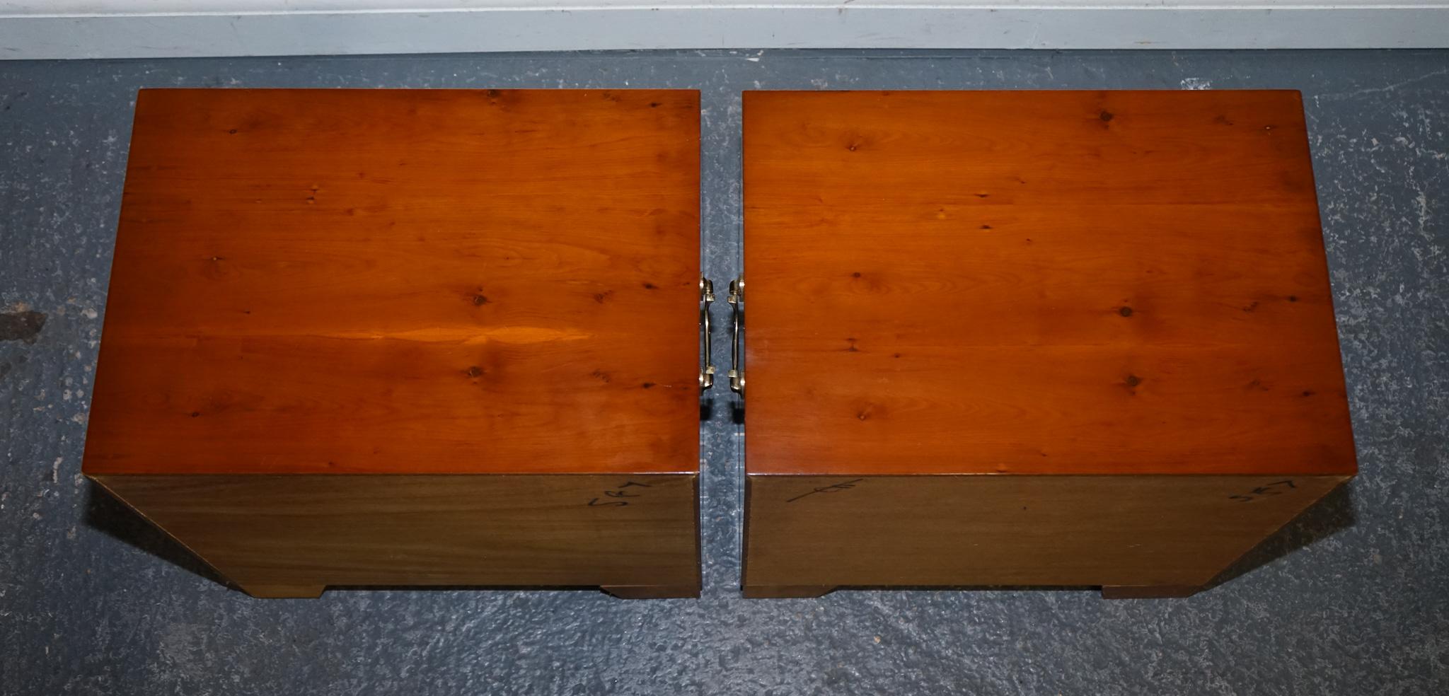 PAIR OF VINTAGE MILITARY CAMPAiGN YEW WOOD CHEST OF DRAWERS END TABLES For Sale 3