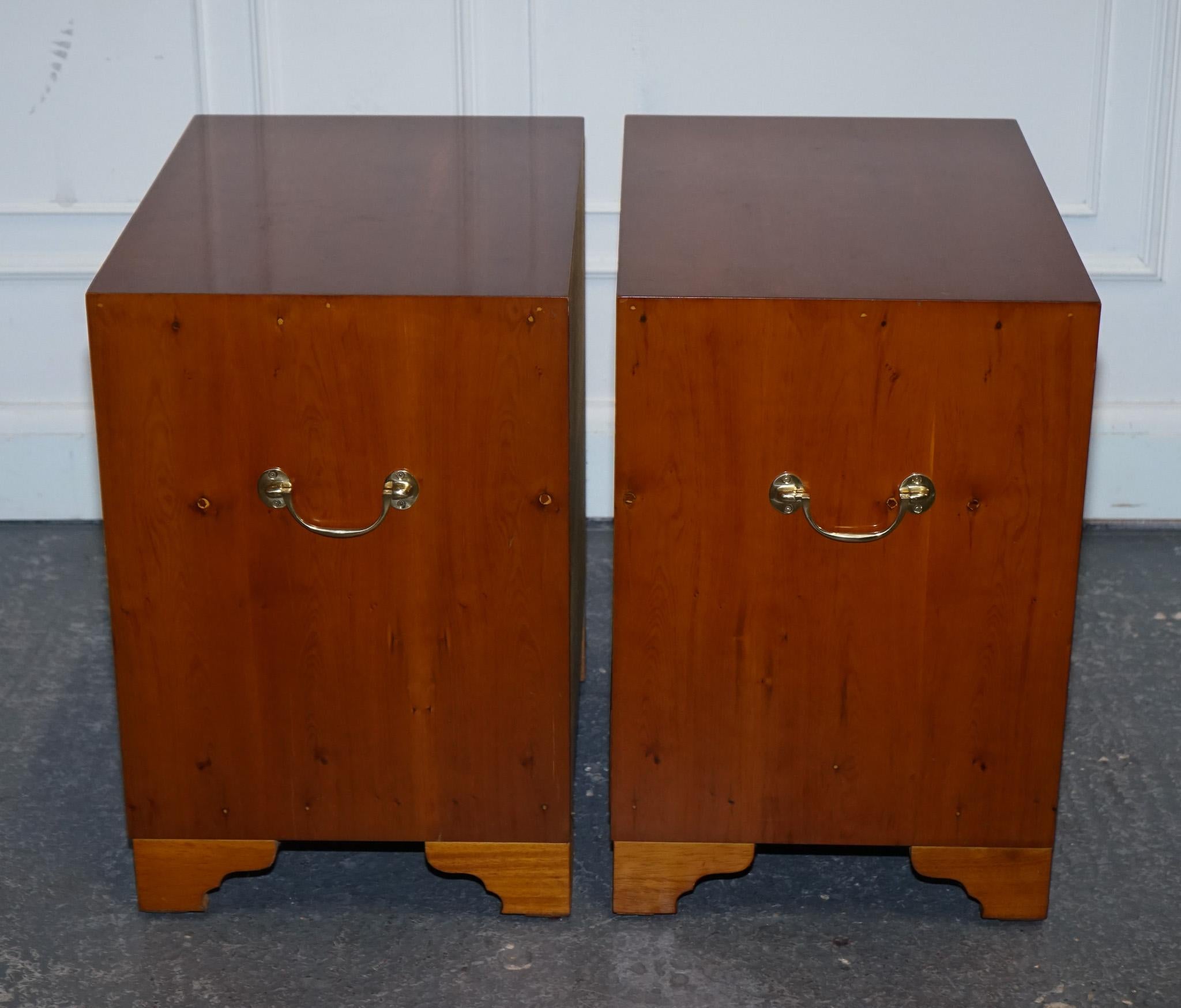 PAIR OF VINTAGE MILITARY CAMPAiGN YEW WOOD CHEST OF DRAWERS END TABLES For Sale 1
