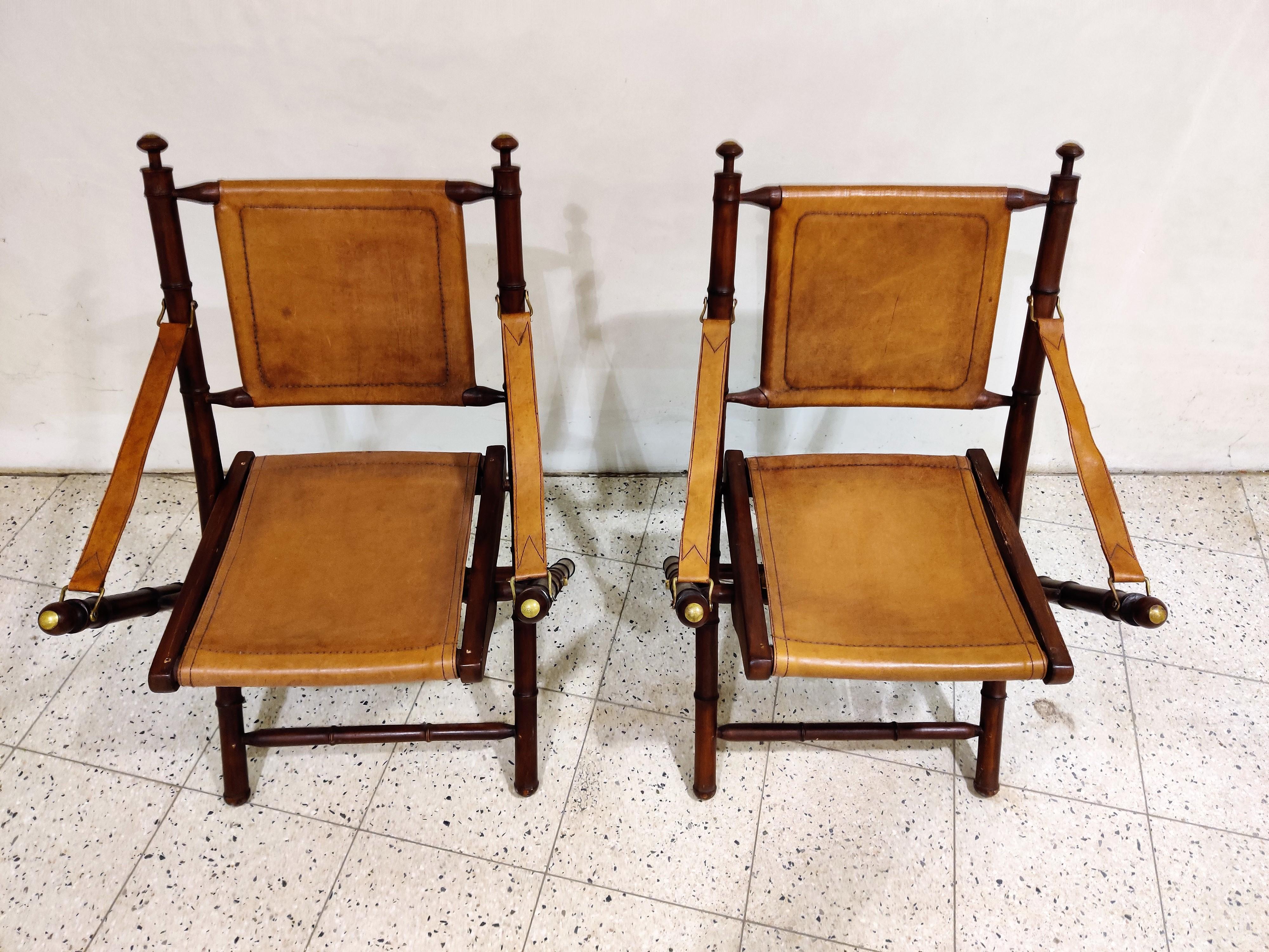 Pair of charming foldable leather military campaing chairs.

Sometimes also referred to as safari chairs.

They have a beautiful look, manufactured from camel coloured leather and rosewood with brass accents.

Good condition, with beautiful