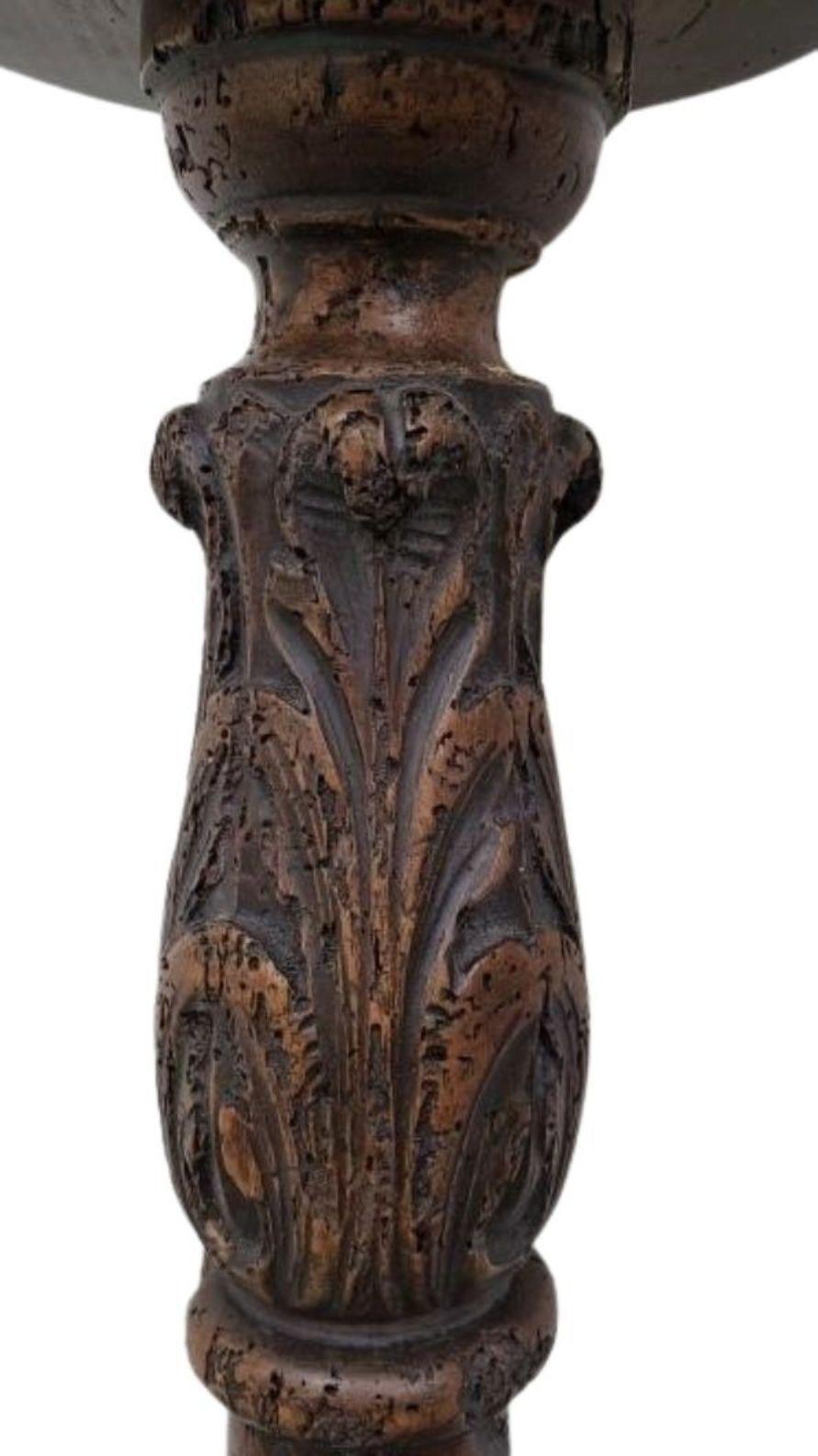 Dieses exquisite Paar Millstead-Pflanzenständer im Vintage-Stil zeichnet sich durch aufwendige handgeschnitzte Details, spiralförmige Gerstensäulen und elegante Blumenmotive aus, die jedes klassische oder Vintage-inspirierte Interieur