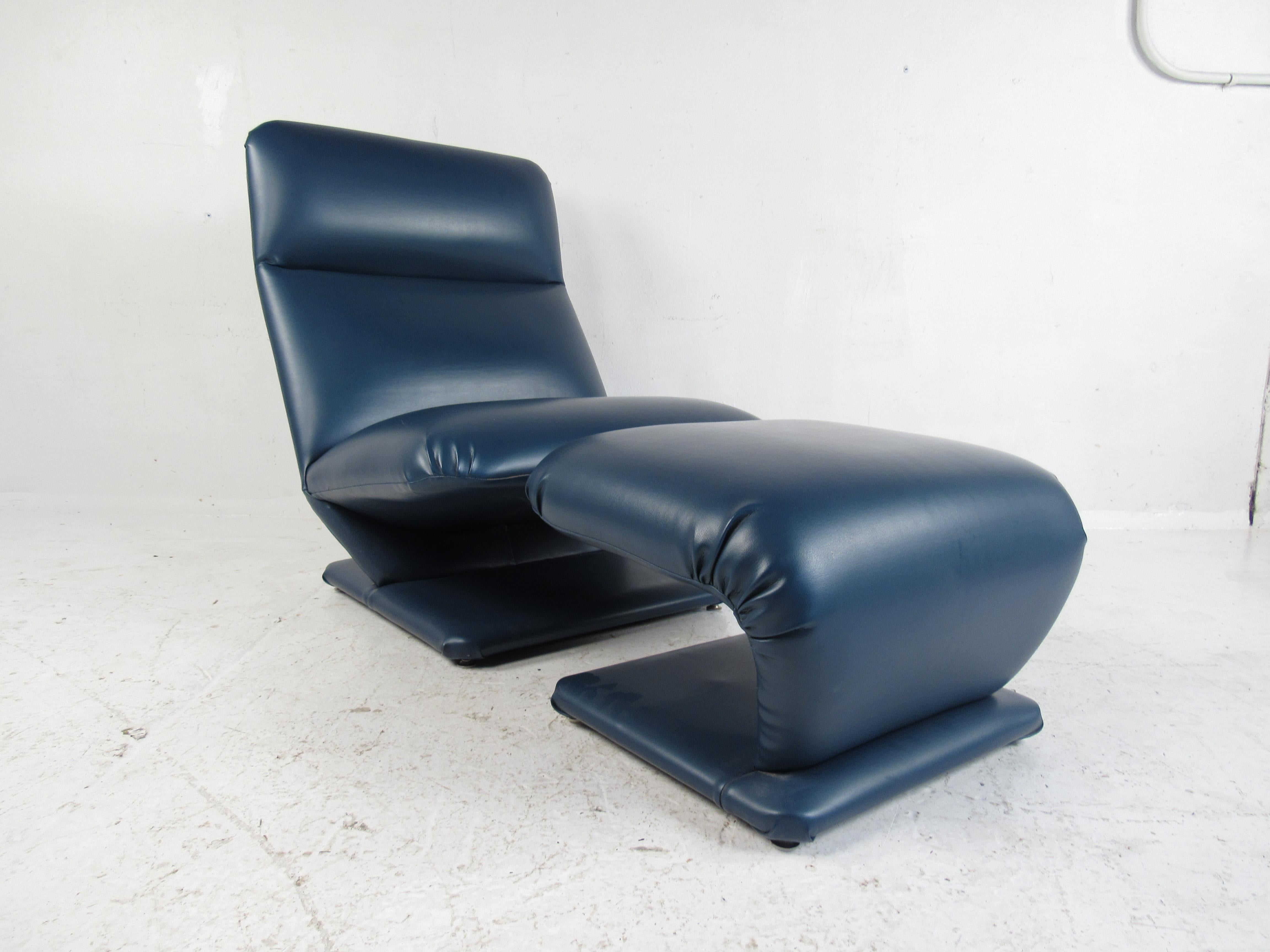 This exquisite pair of Mid-Century Modern lounge chairs boast an unusual cantilever 