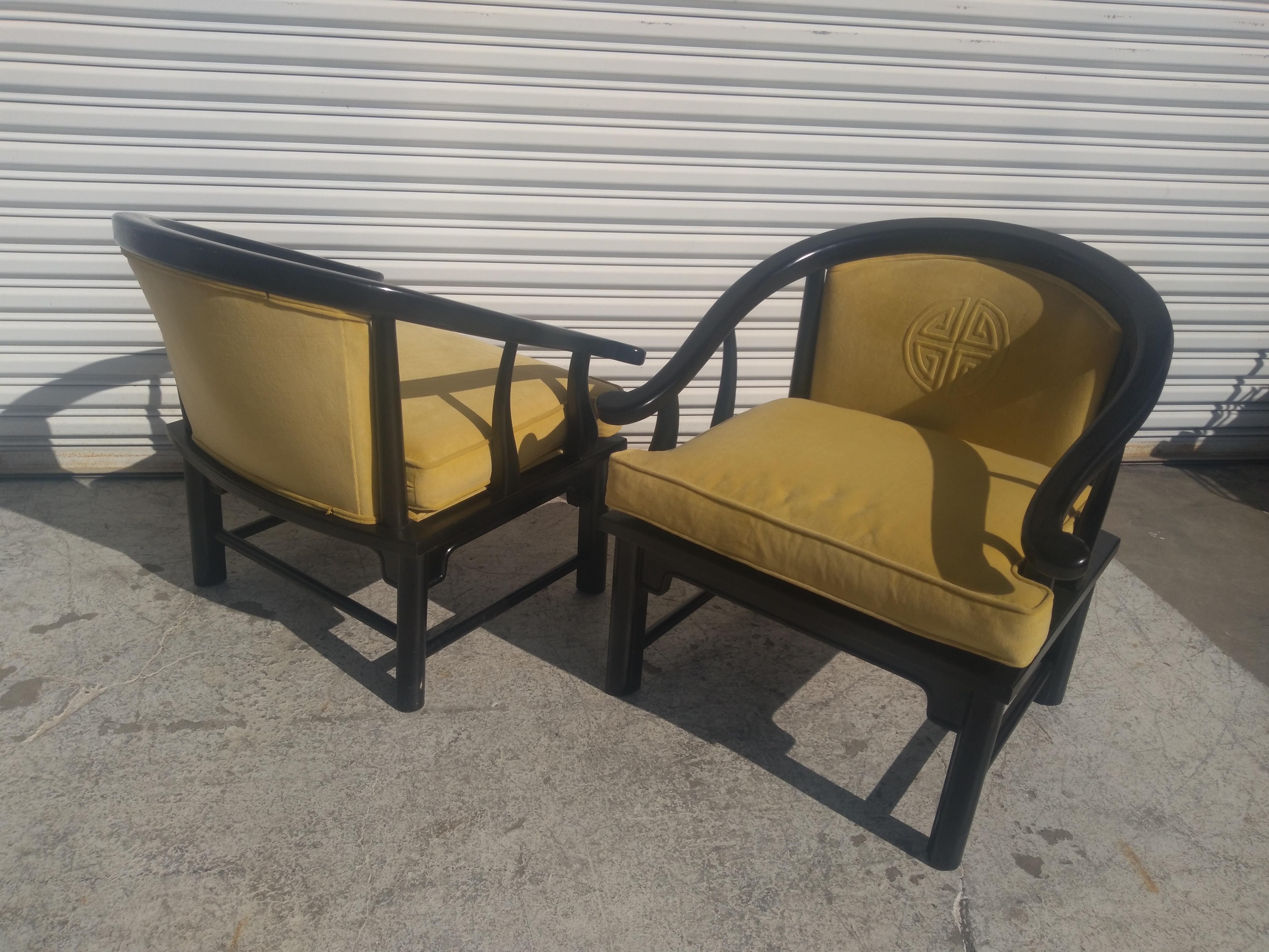 Paire de chaises de salon Chin Hua Horseshoe de style Ming vintage par Century Furniture. Ces chaises sont recouvertes d'un tissu d'un jaune éclatant qui contraste agréablement avec leur finition ébène. Ils ont des pieds de type Ming.


     