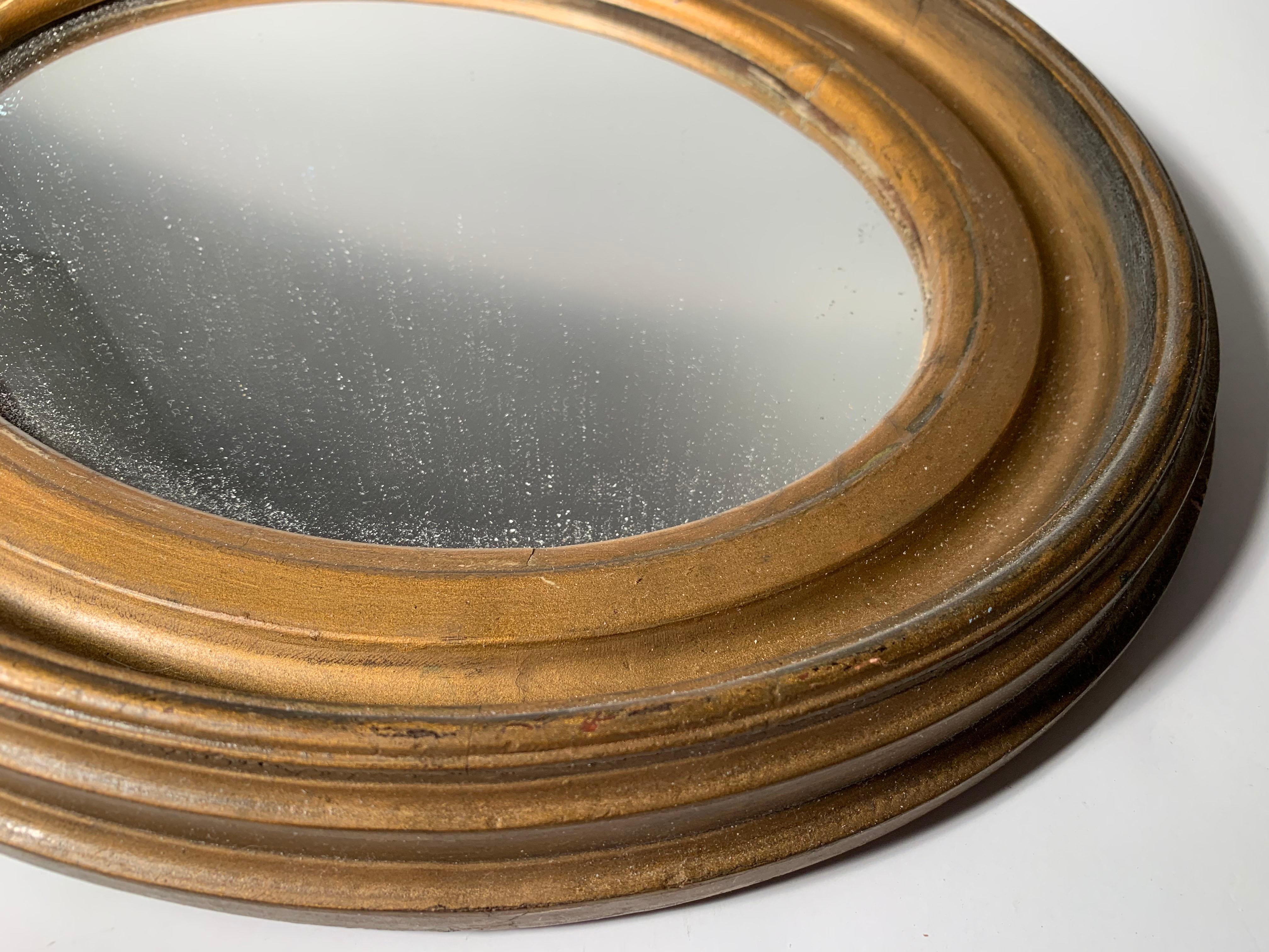 Paire de miroirs vintage miniatures italiens à cadre ovale doré en vente 5