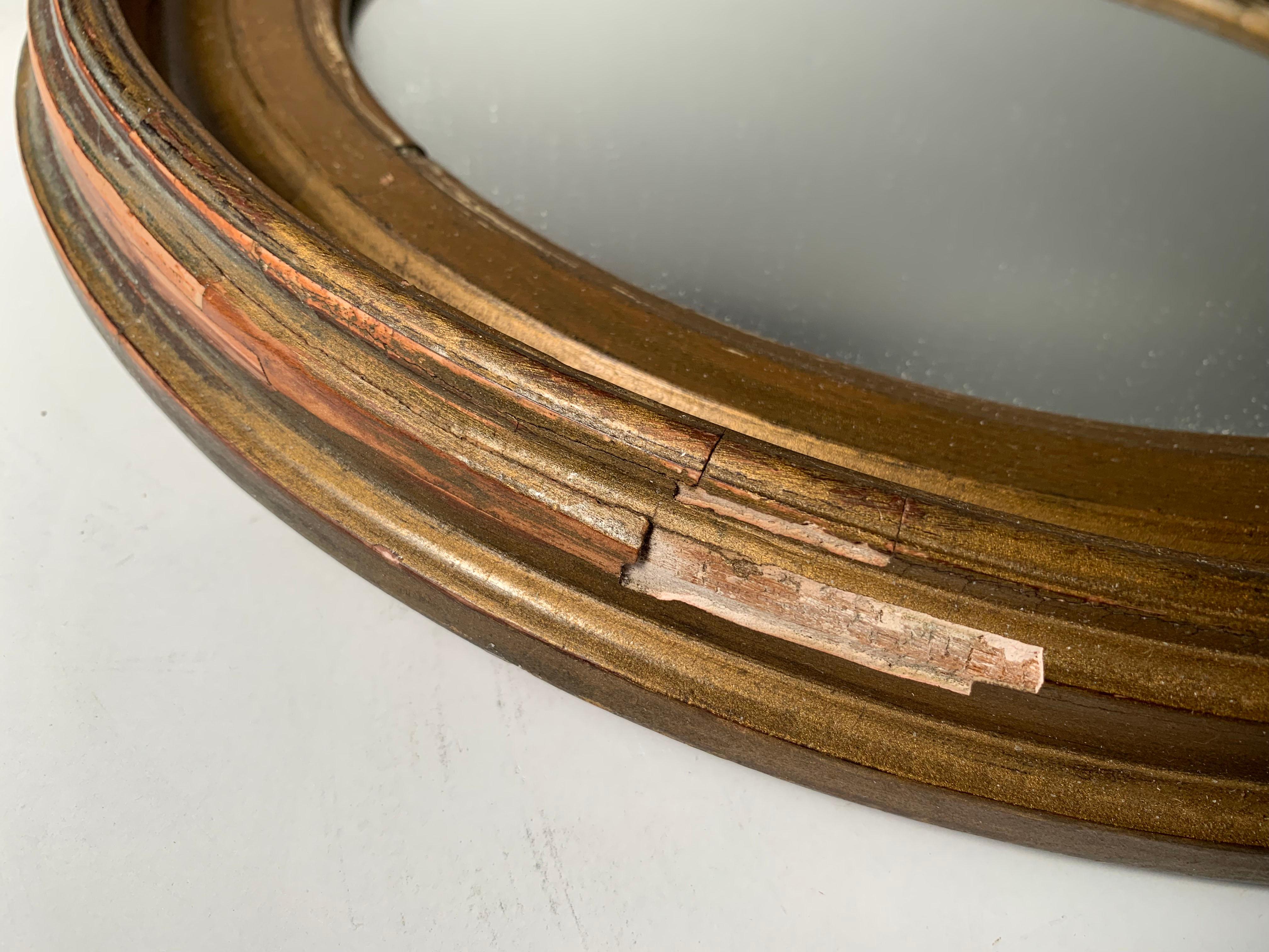 Paire de miroirs vintage miniatures italiens à cadre ovale doré en vente 6