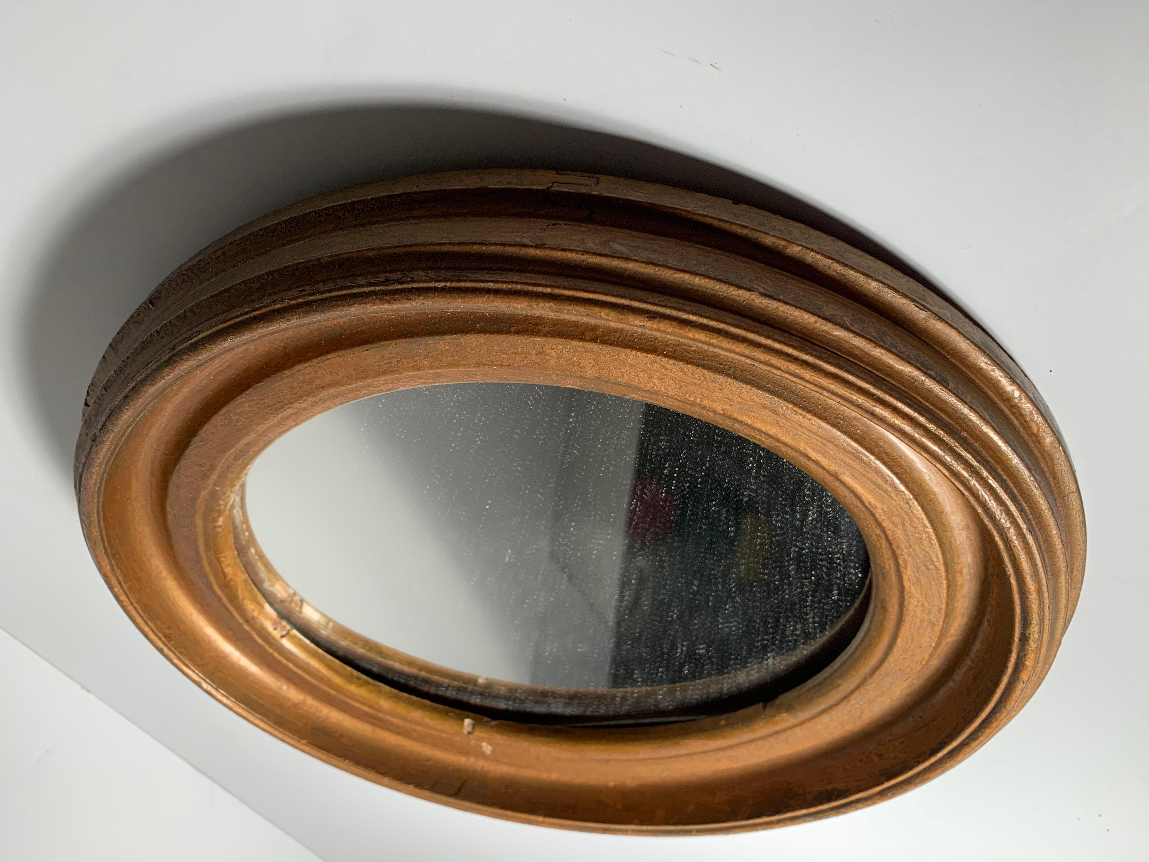 Paire de miroirs vintage miniatures italiens à cadre ovale doré en vente 9