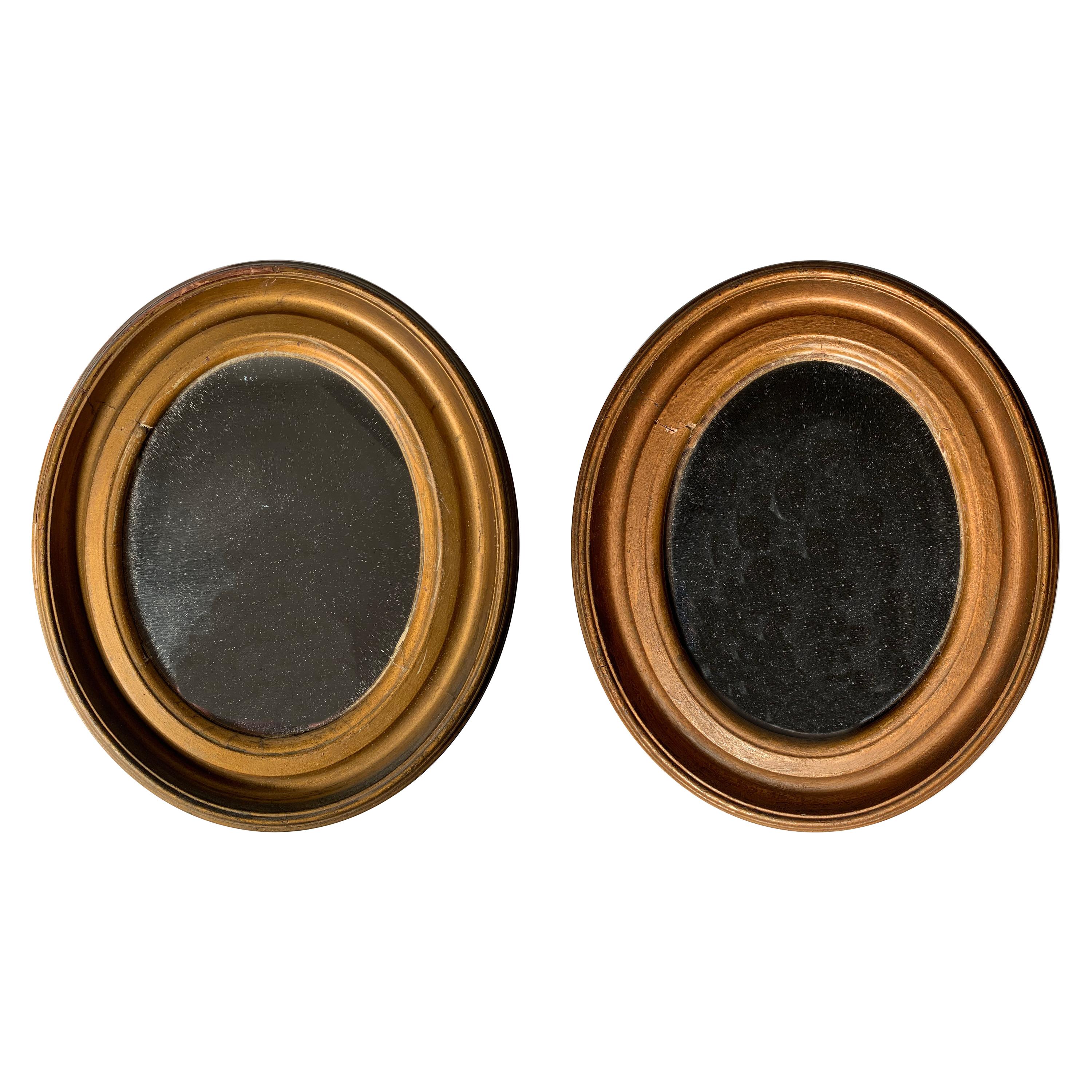 Paire de miroirs vintage miniatures italiens à cadre ovale doré en vente