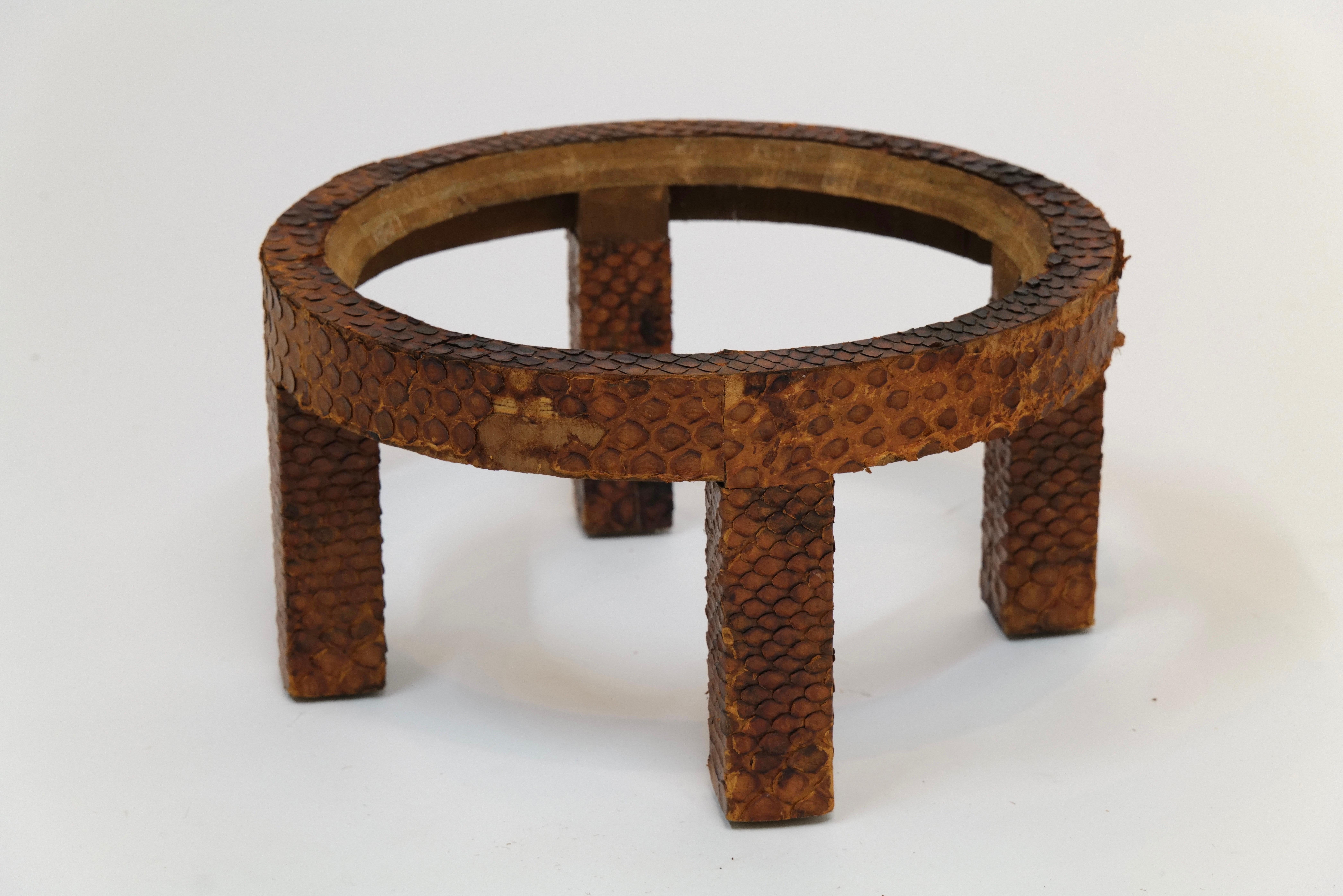 Paire de jardinières vintage en céramique vert menthe sur socle recouvert de peau de serpent en vente 3
