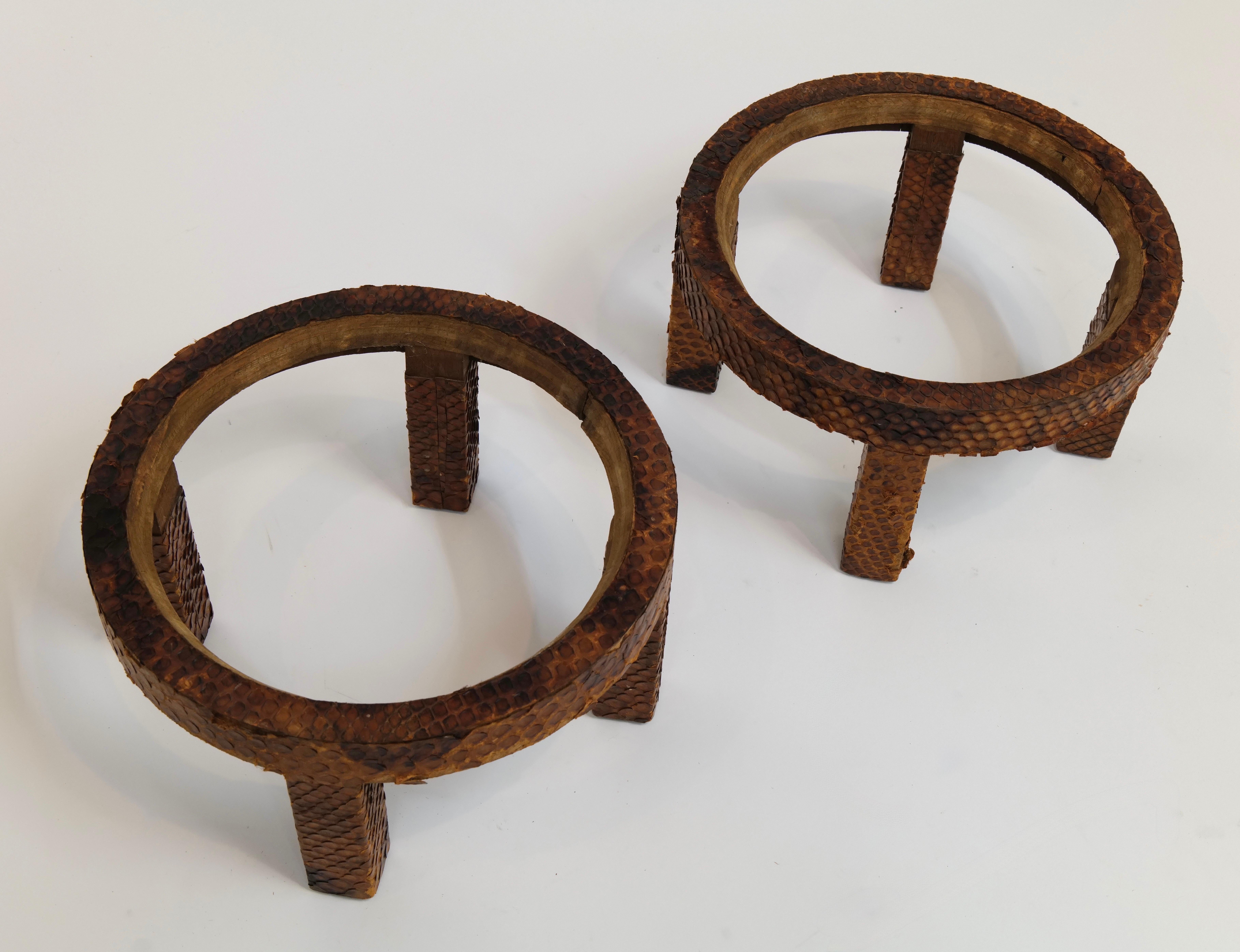 Paire de jardinières vintage en céramique vert menthe sur socle recouvert de peau de serpent en vente 5