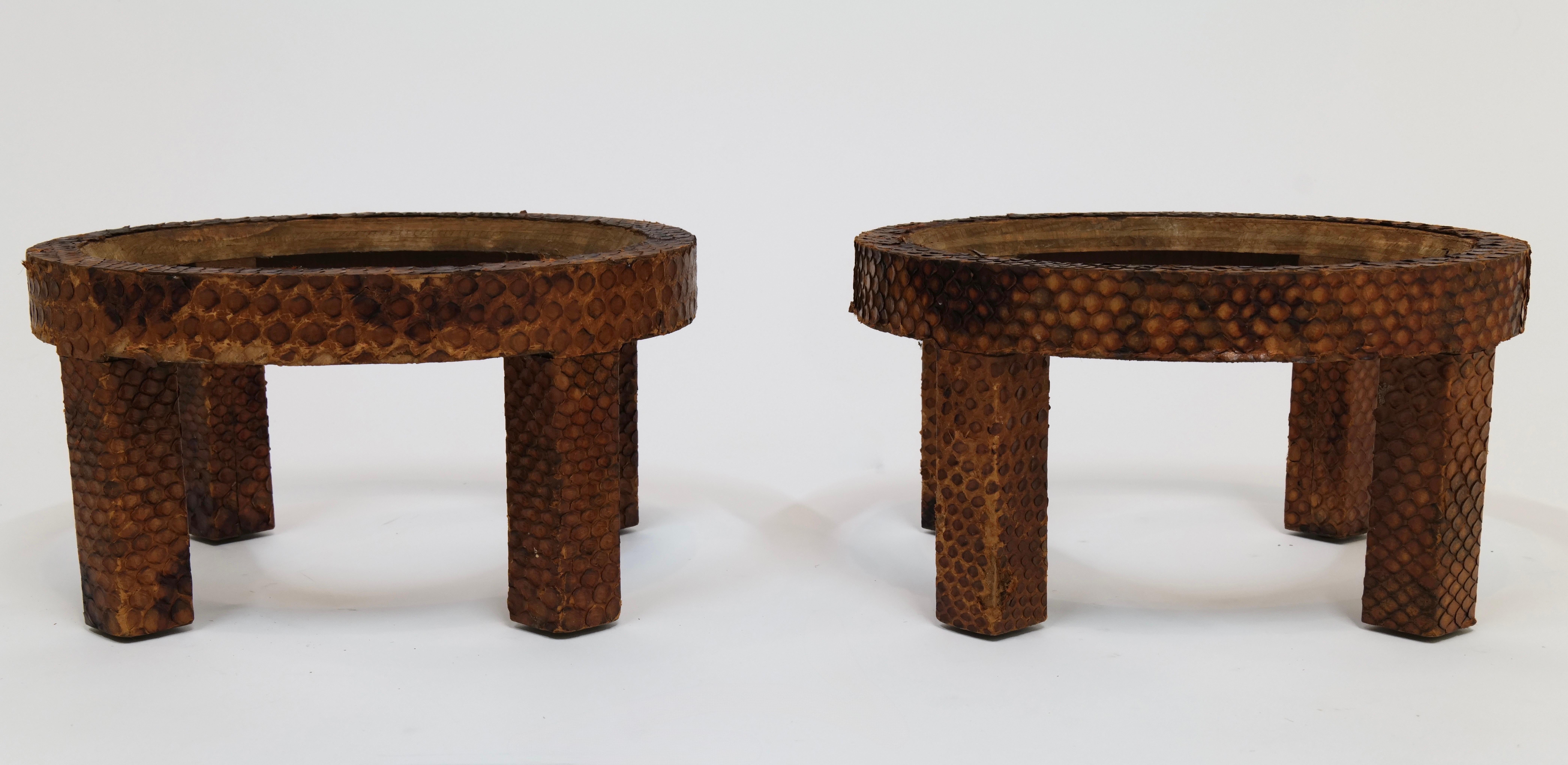 Paire de jardinières vintage en céramique vert menthe sur socle recouvert de peau de serpent en vente 6
