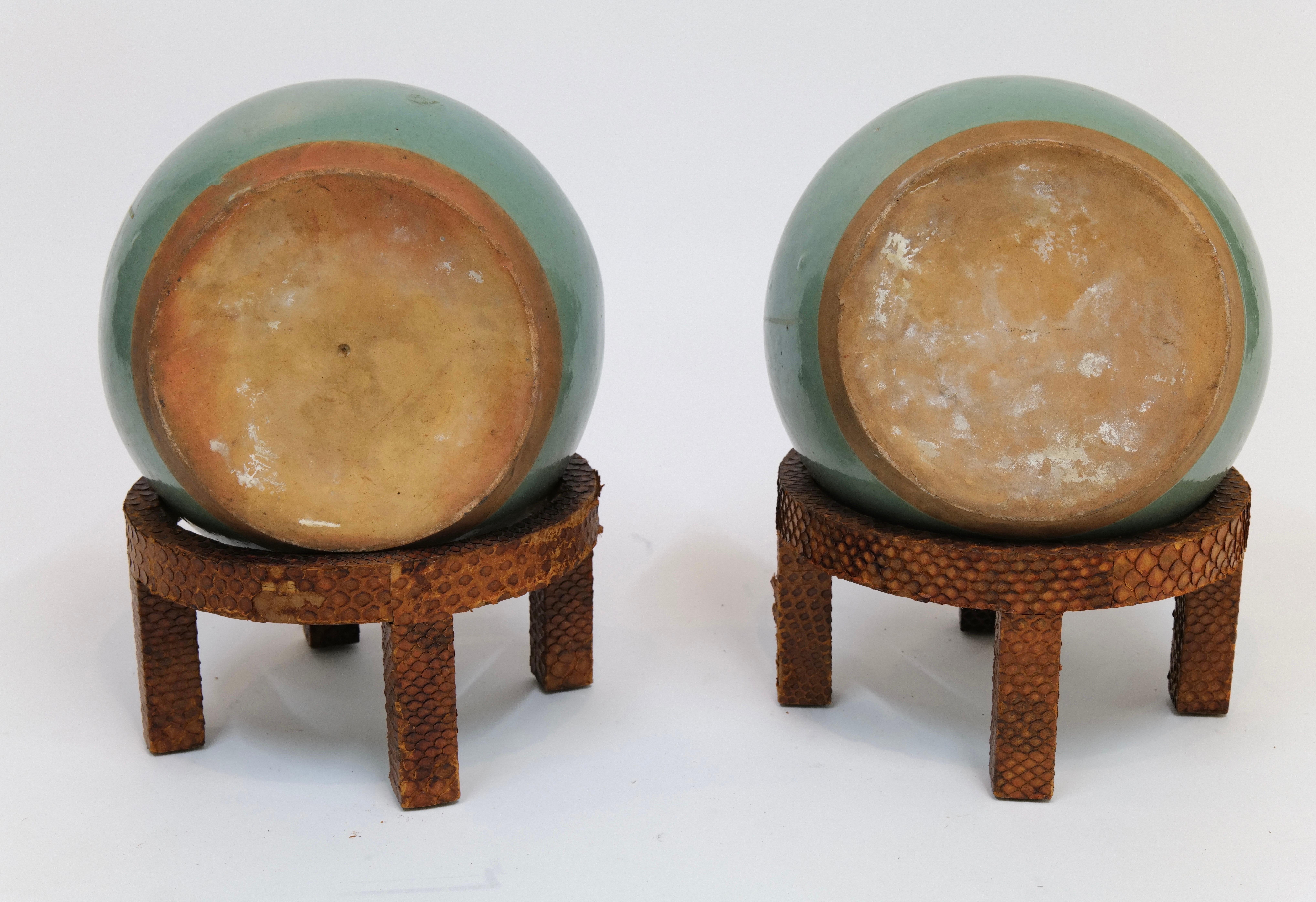 Paire de jardinières vintage en céramique vert menthe sur socle recouvert de peau de serpent en vente 8
