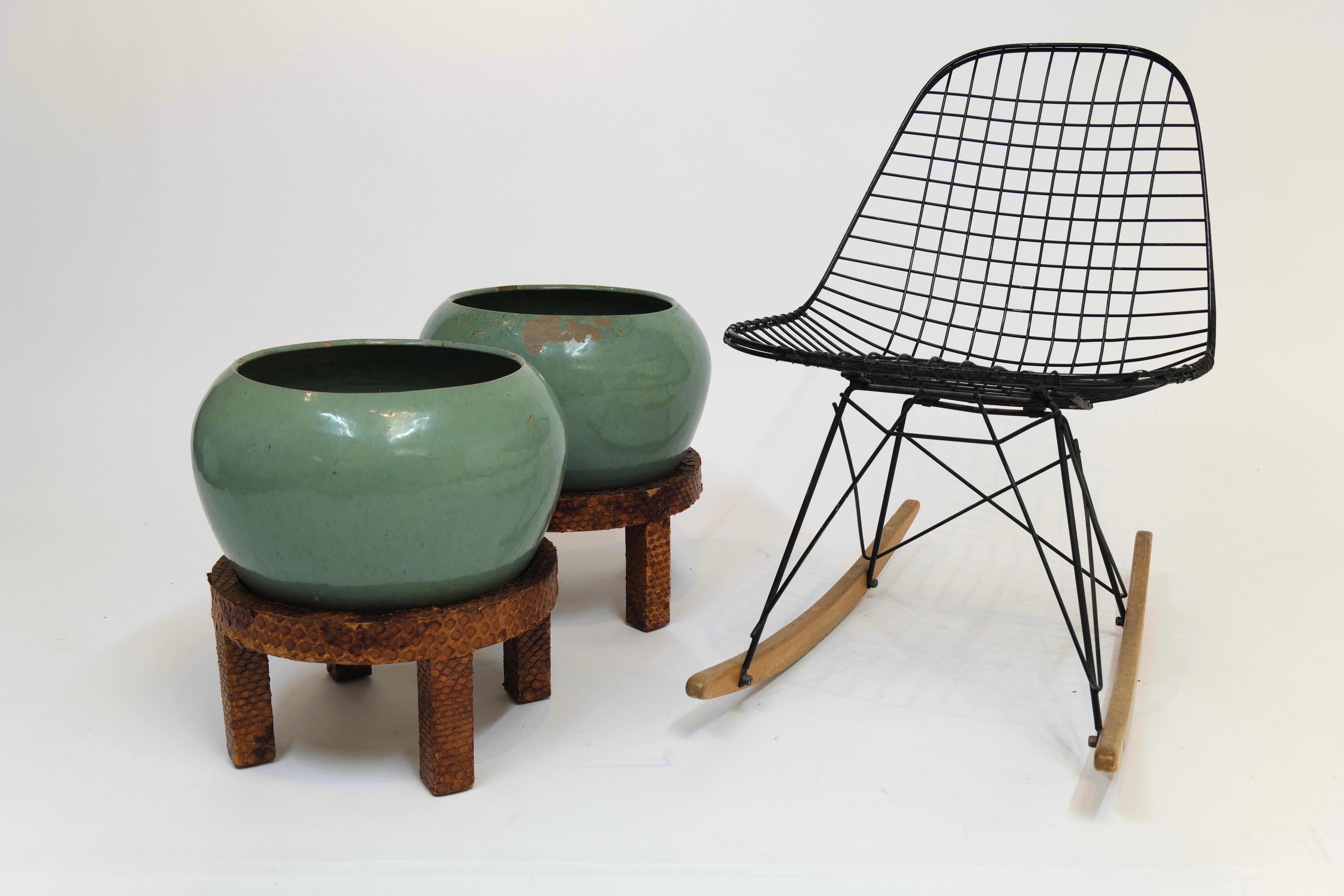 Paire de jardinières vintage en céramique vert menthe sur socle recouvert de peau de serpent en vente 9