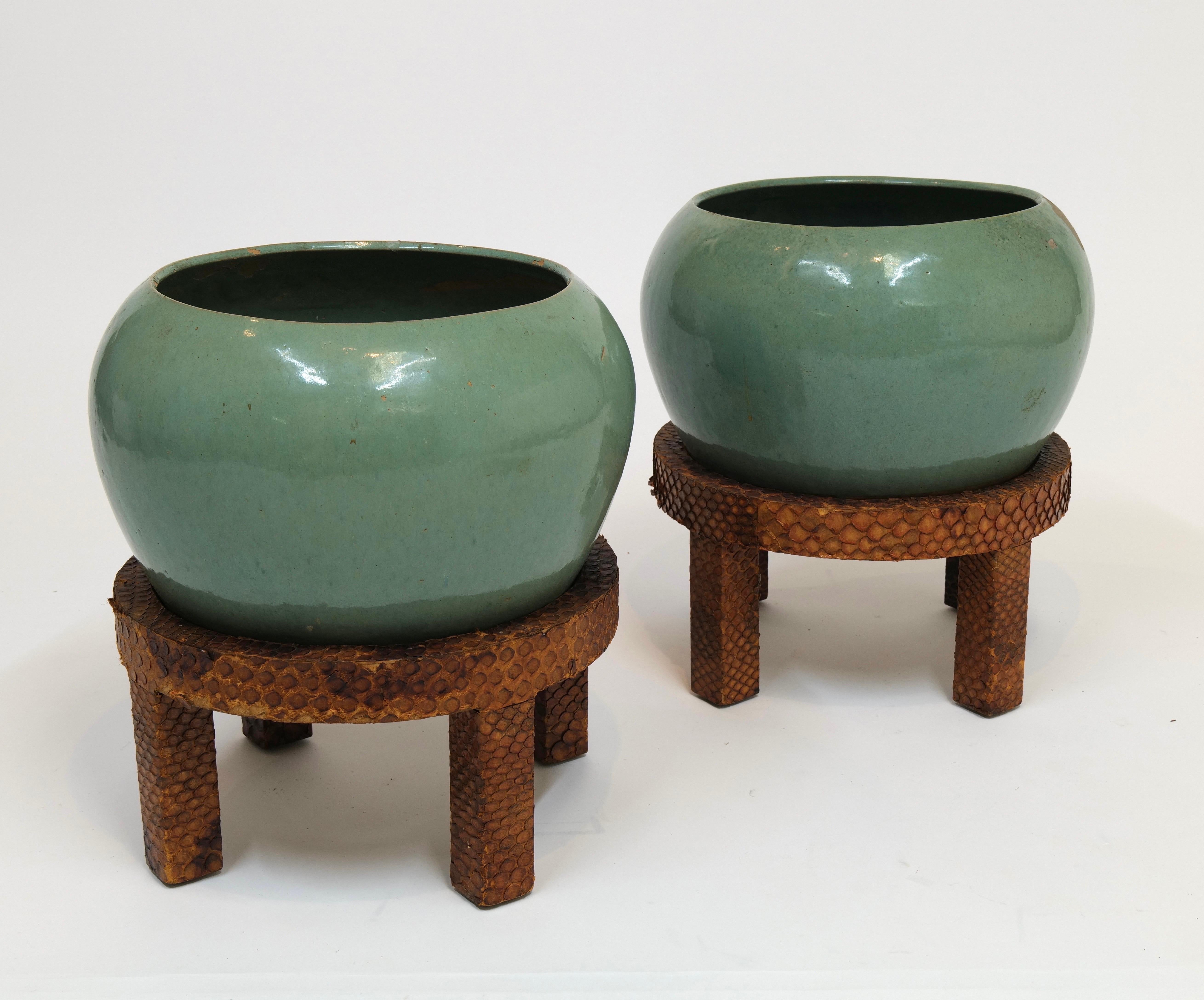 Paire de jardinières vintage en céramique vert menthe sur socle recouvert de peau de serpent en vente 10