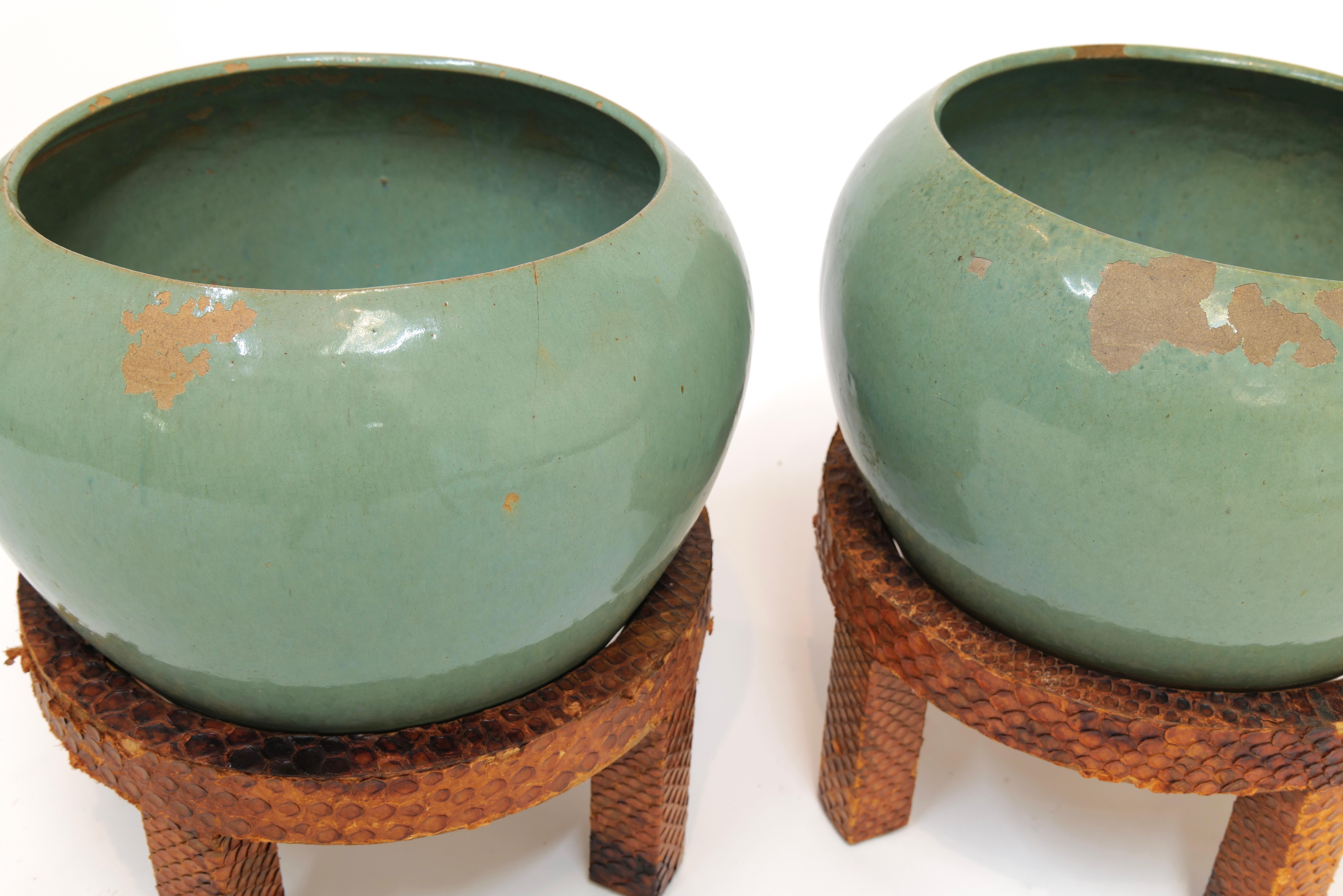 Inconnu Paire de jardinières vintage en céramique vert menthe sur socle recouvert de peau de serpent en vente