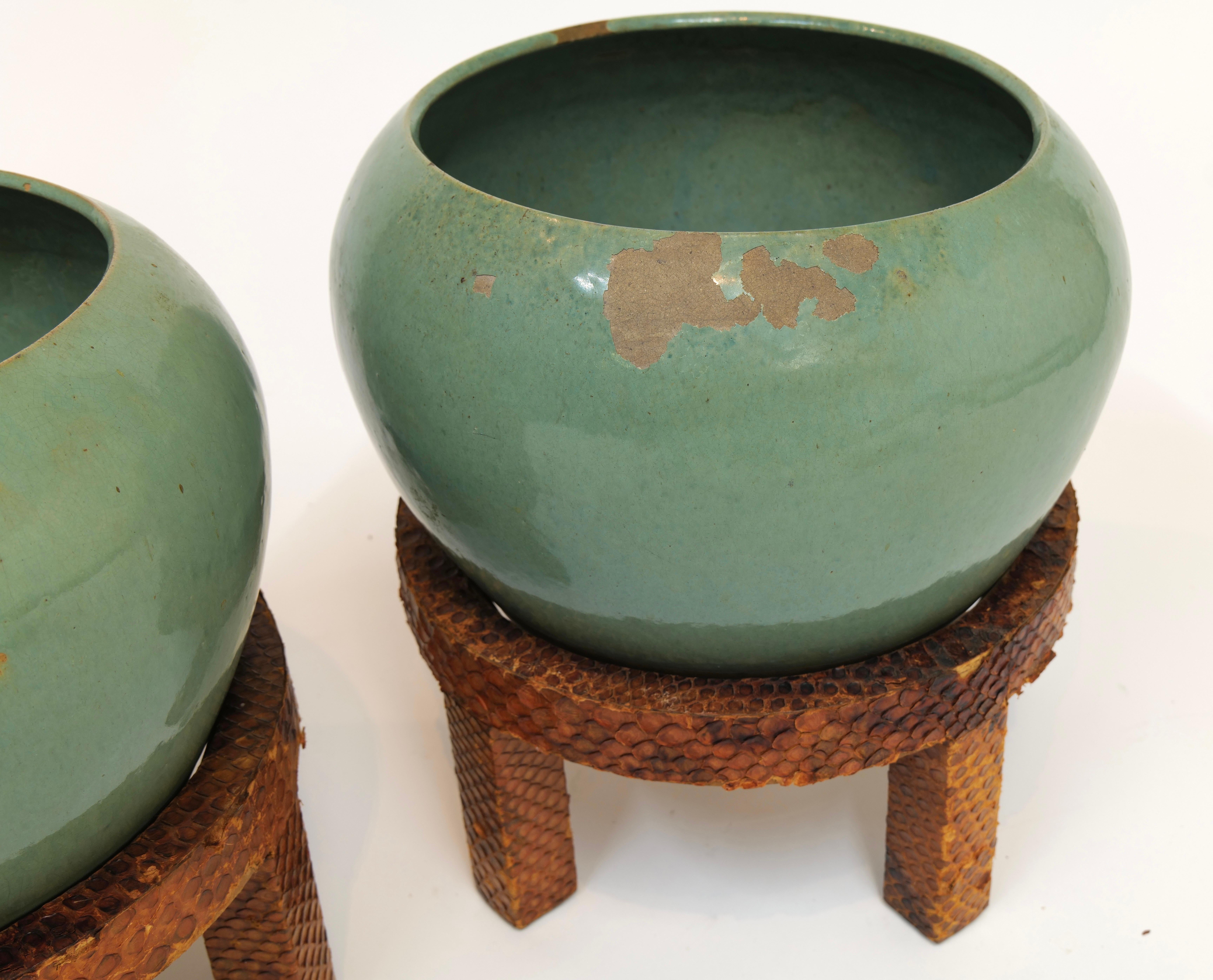 Paire de jardinières vintage en céramique vert menthe sur socle recouvert de peau de serpent Bon état - En vente à Oklahoma City, OK