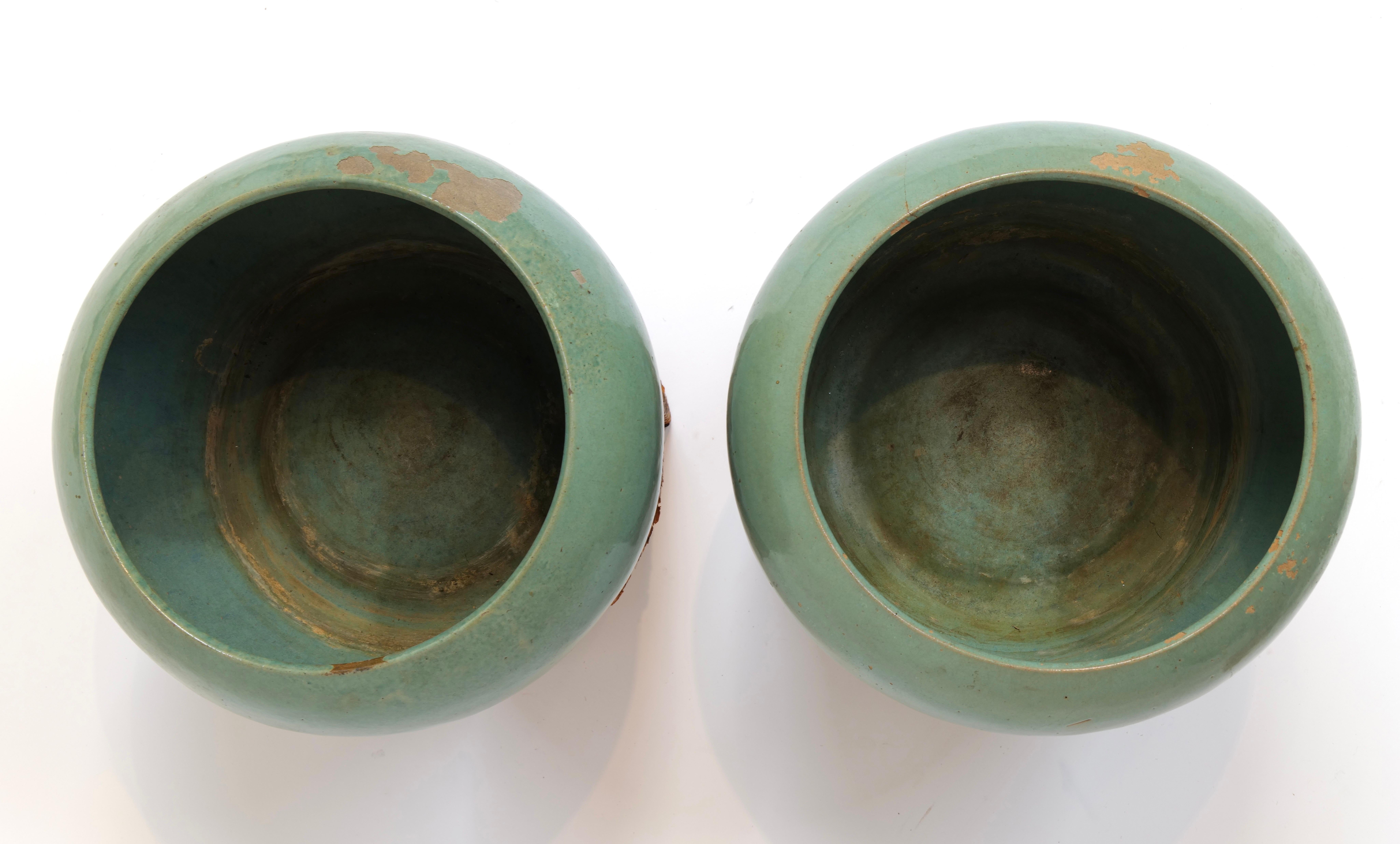XIXe siècle Paire de jardinières vintage en céramique vert menthe sur socle recouvert de peau de serpent en vente