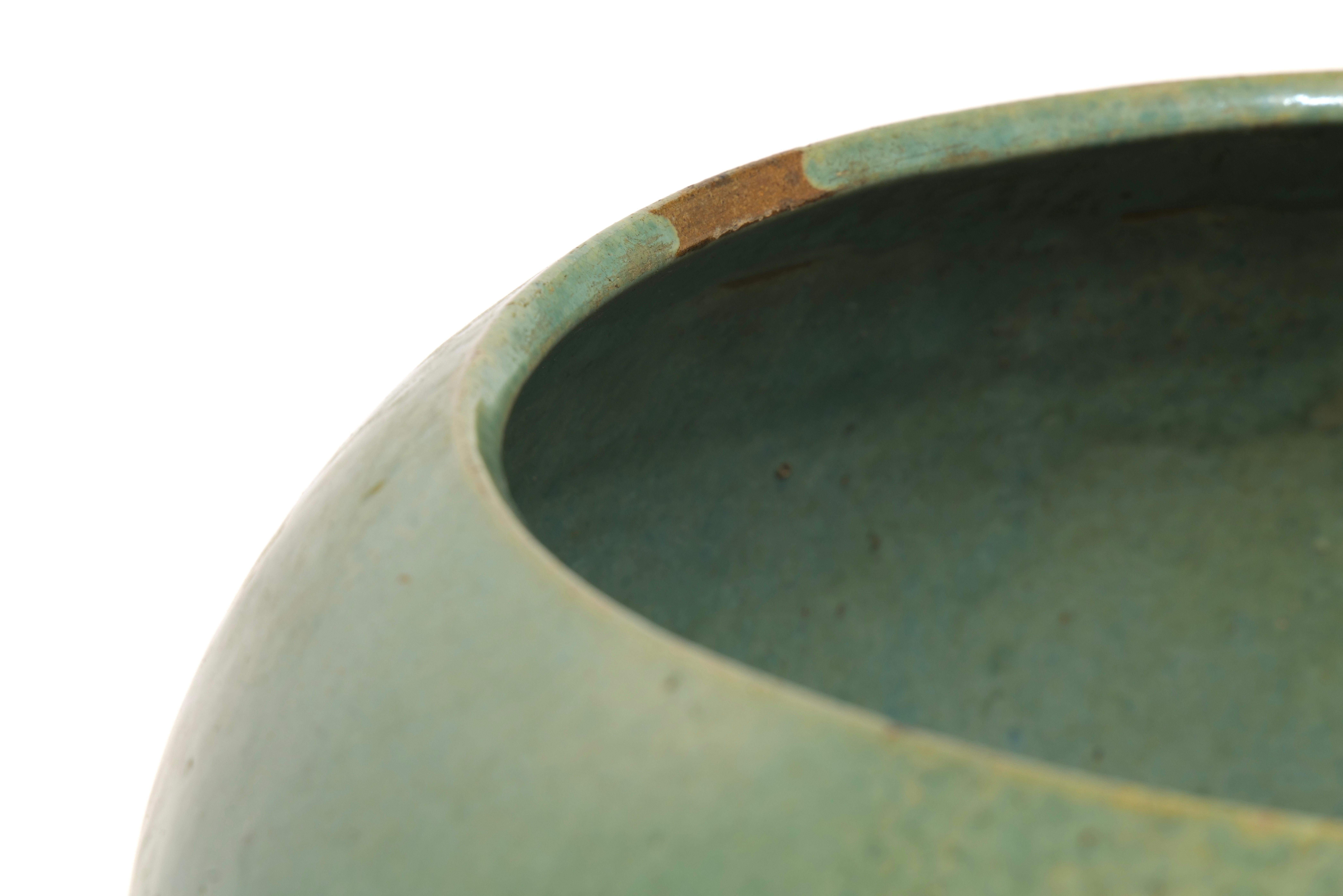 Céramique Paire de jardinières vintage en céramique vert menthe sur socle recouvert de peau de serpent en vente