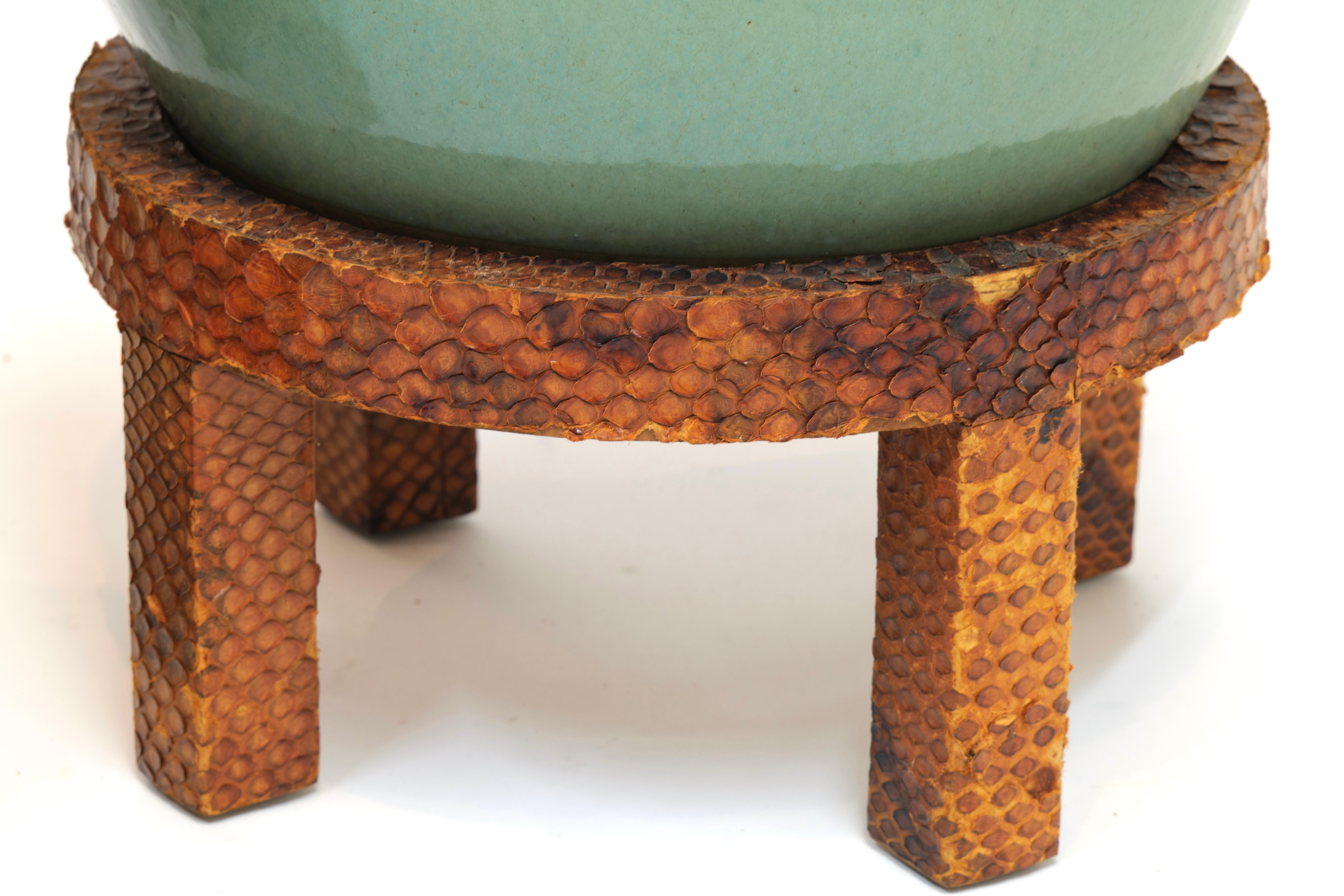 Paire de jardinières vintage en céramique vert menthe sur socle recouvert de peau de serpent en vente 1