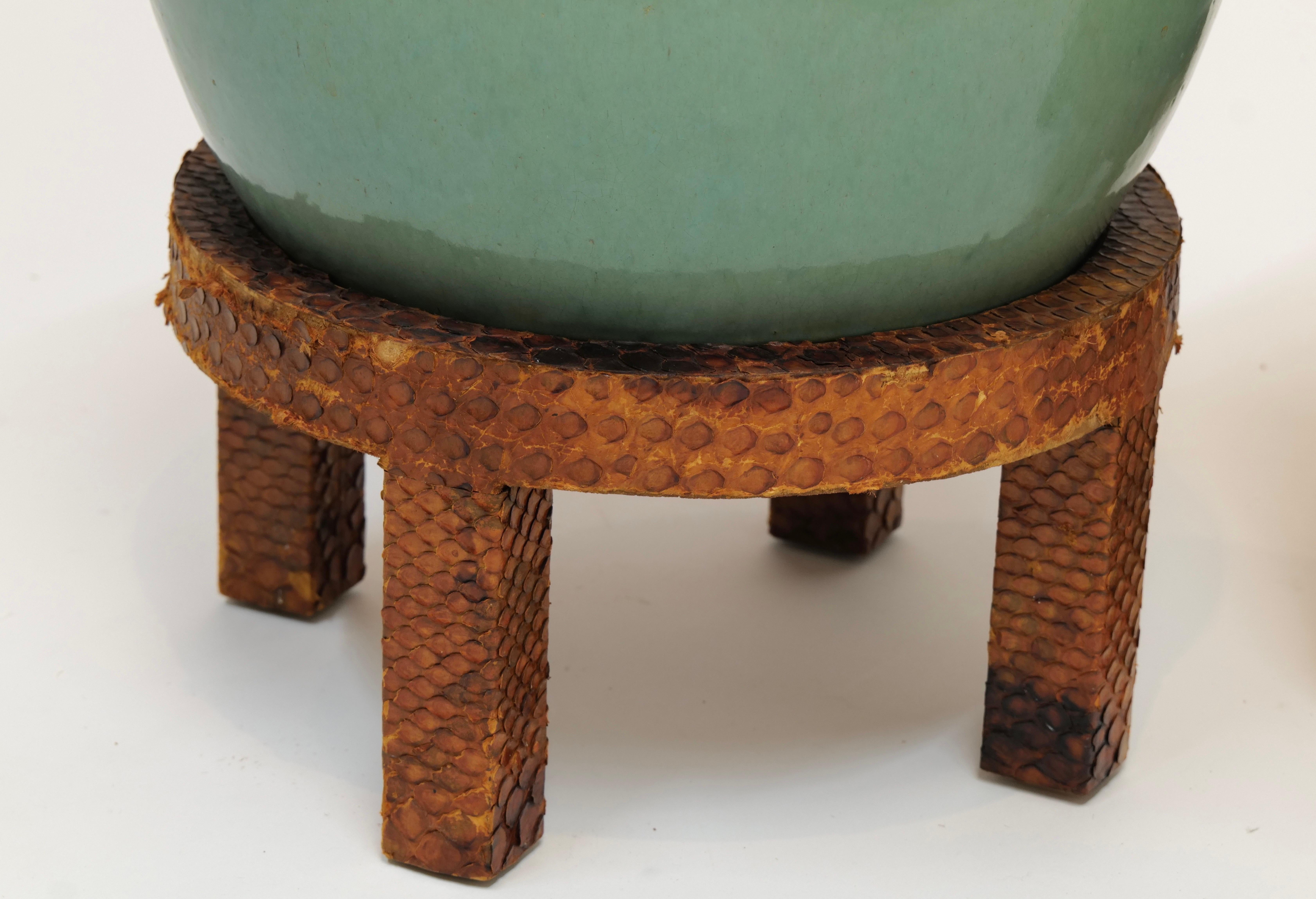 Paire de jardinières vintage en céramique vert menthe sur socle recouvert de peau de serpent en vente 2