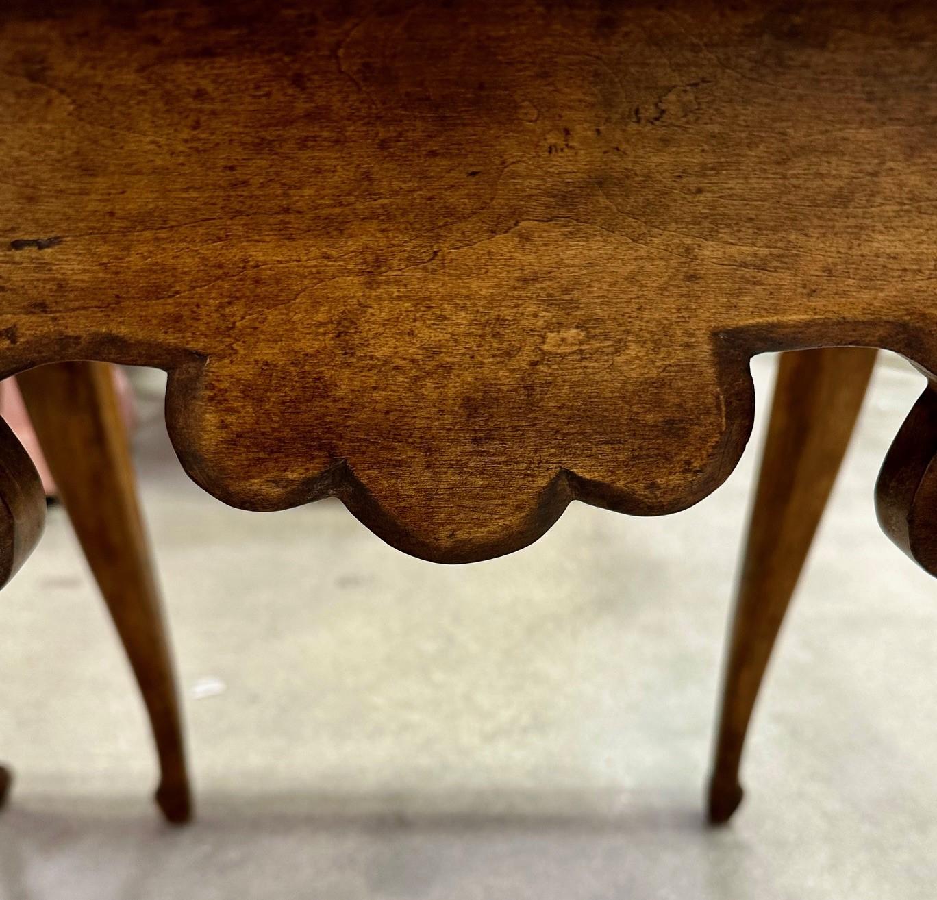 Paar Minton Spidell-Tische aus geschnitztem Nussbaumholz im Louis-XV-Stil, Vintage im Angebot 2