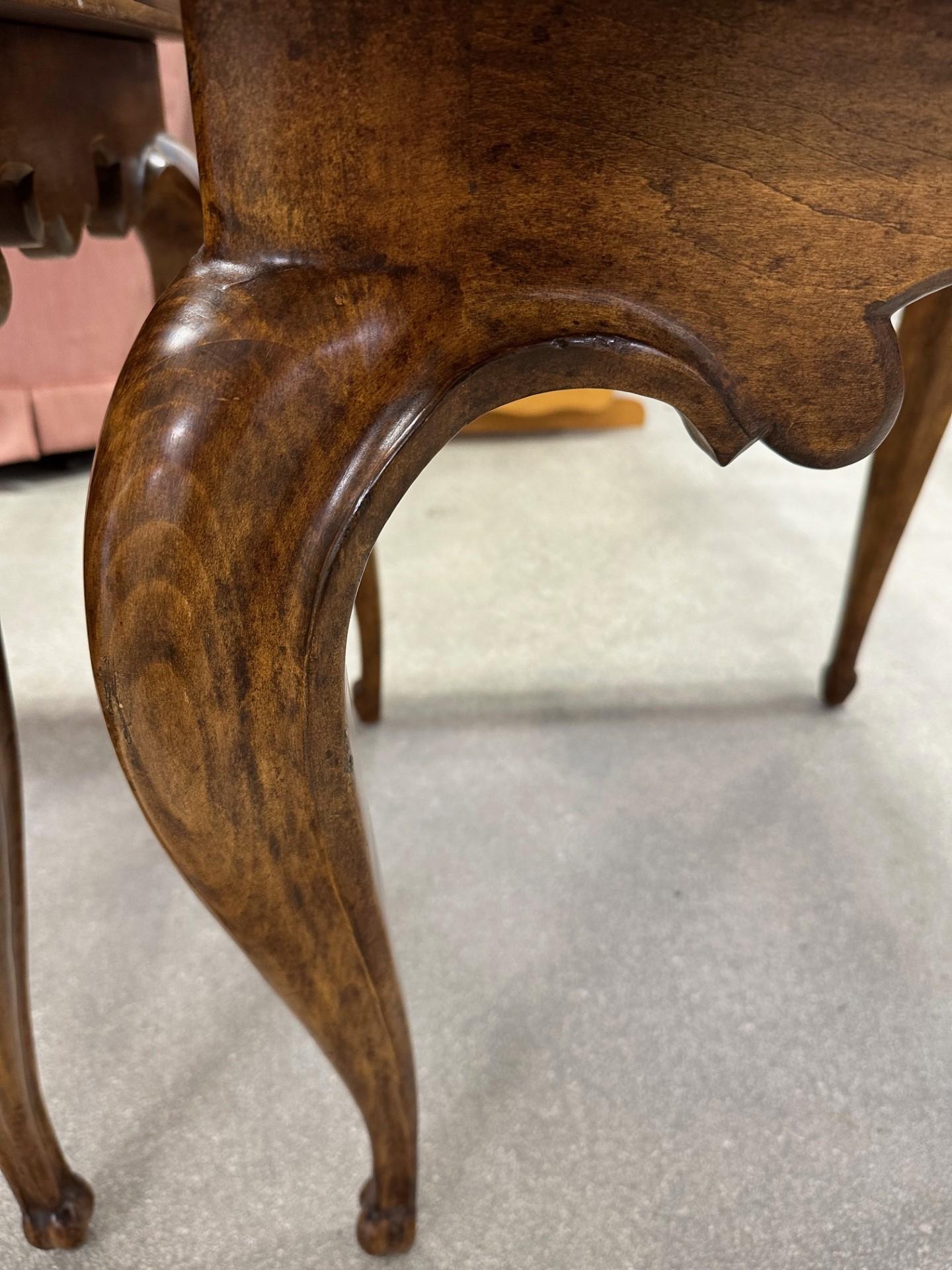 Paar Minton Spidell-Tische aus geschnitztem Nussbaumholz im Louis-XV-Stil, Vintage im Angebot 1