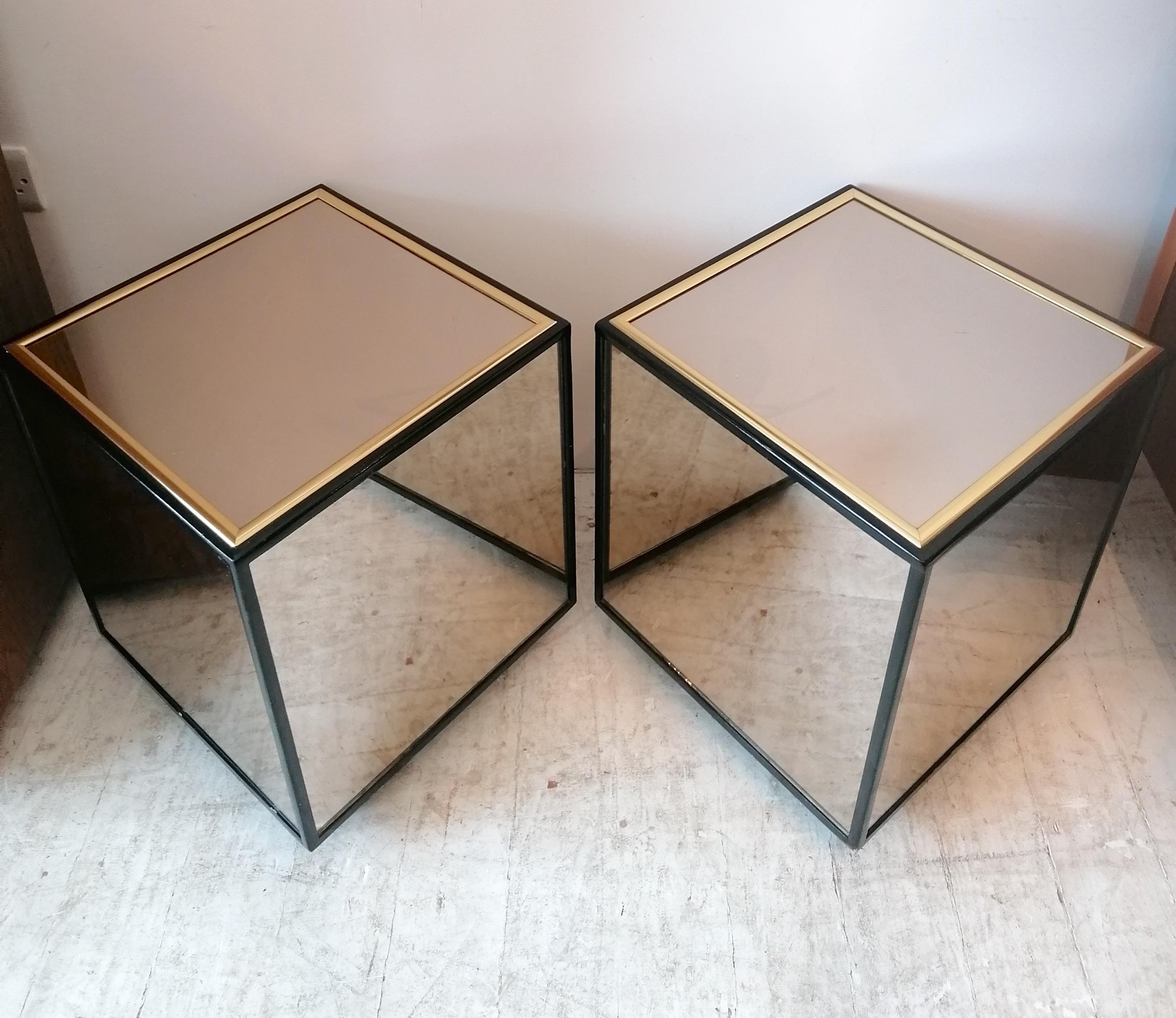 Pair of mirror cube side tables by Henredon, USA 1970s. Mirror glass panels, black lacquer frame, with gold metal detailing.
Great as bedside tables too.

Dimensions: width 40cm, depth 40cm, height 49cm
