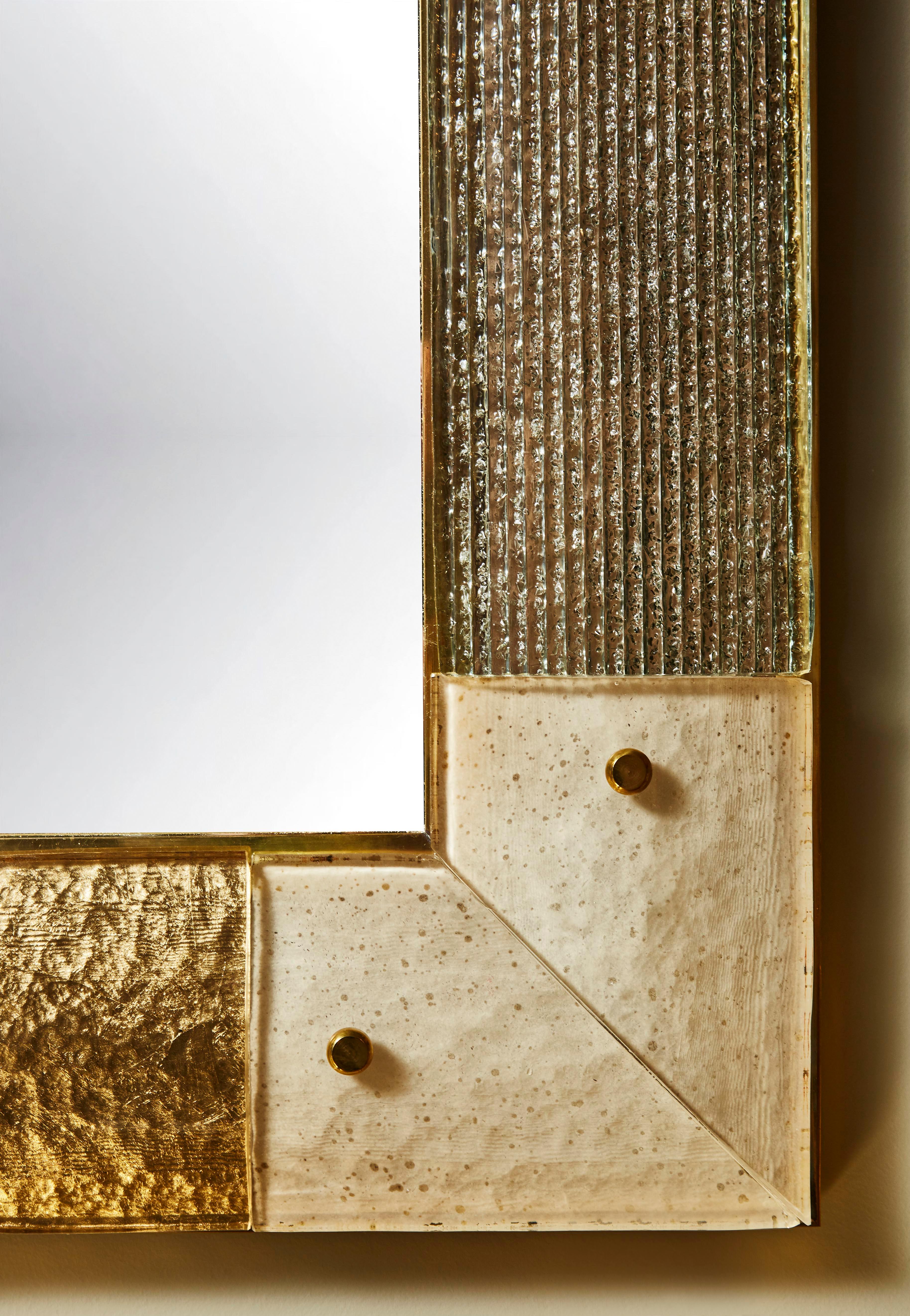 Elegantes Spiegelpaar mit Rahmen aus Murano-Glas. Einige Teile sind gemeißelt und geschnitzt, andere sind mit Blattgold vergoldet.
Erstellung durch Studio Glustin
  