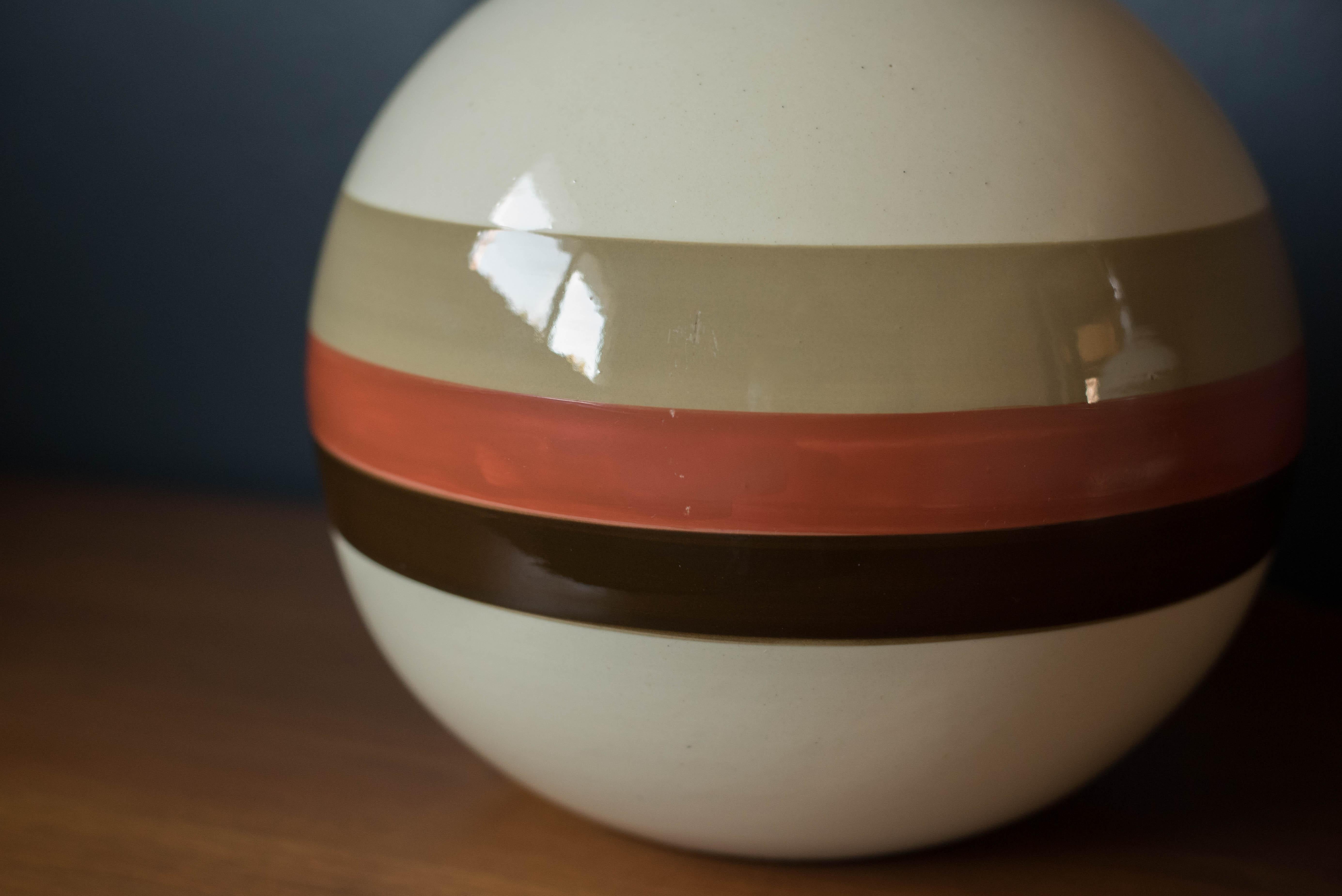 Pair of Vintage Mod Round Ceramic Accent Lamps In Good Condition In San Jose, CA
