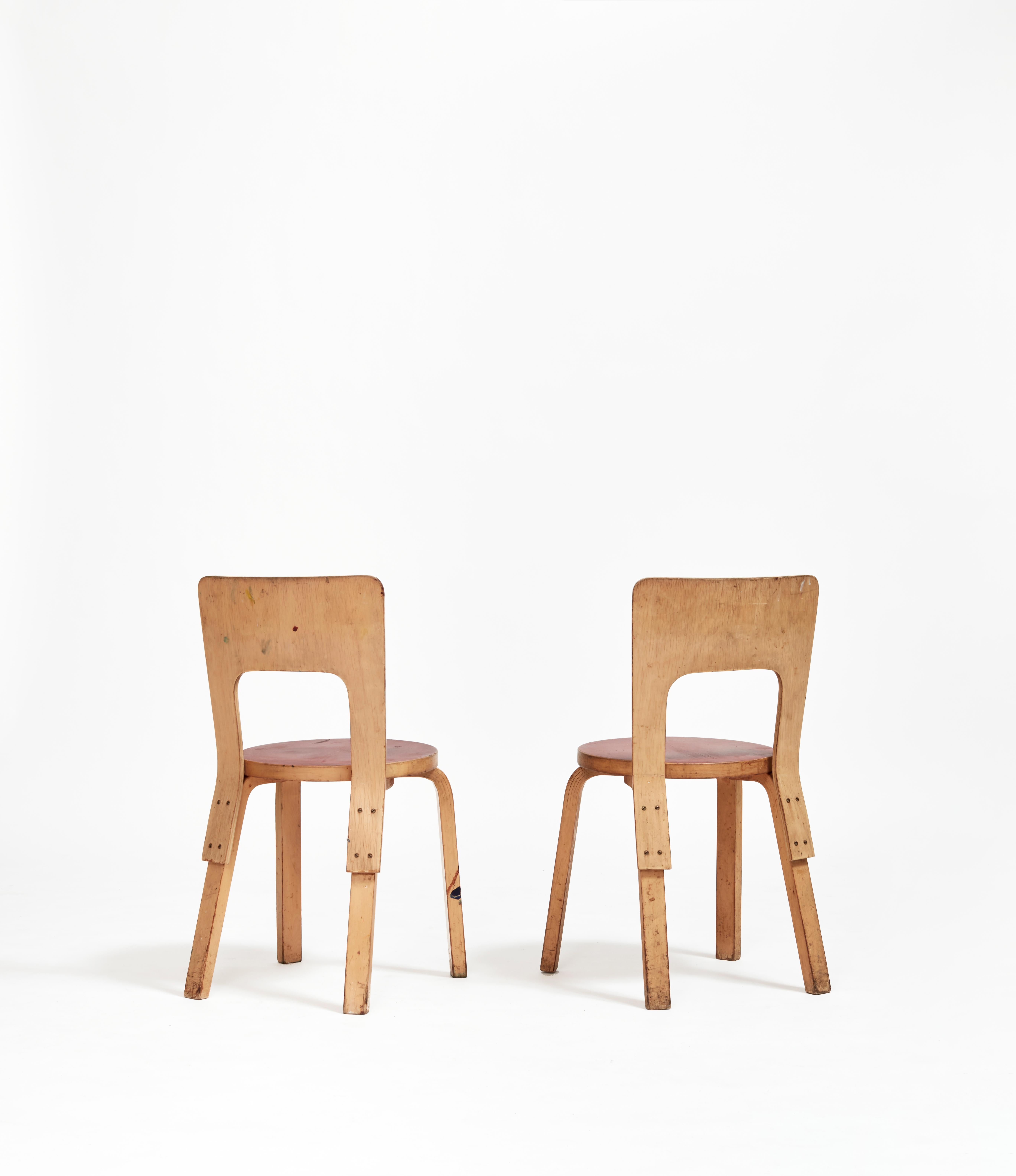 Model 65 encapsulates designer Alvar Aalto’s approach to systematic, rational design within the context of Finnish minimalism; showcasing clean lines and his favoured use of birchwood.The bolts, showcased along the back legs, imbued the chair with