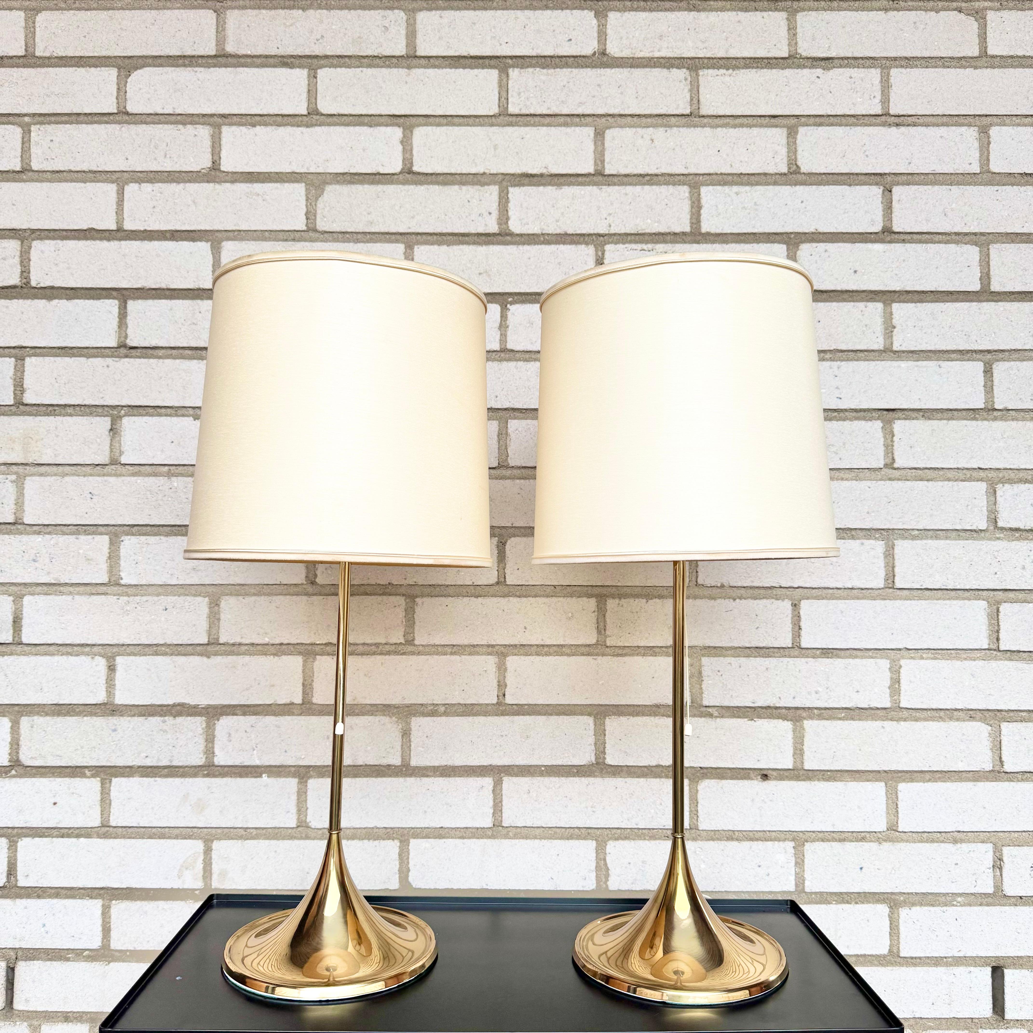 Pair of Table lamps, model B-024 in brass by Bergboms, Swedish Midcentury Modern 1960s. 

Height to socket: 49cm
Height with lamp shade: 67cm
