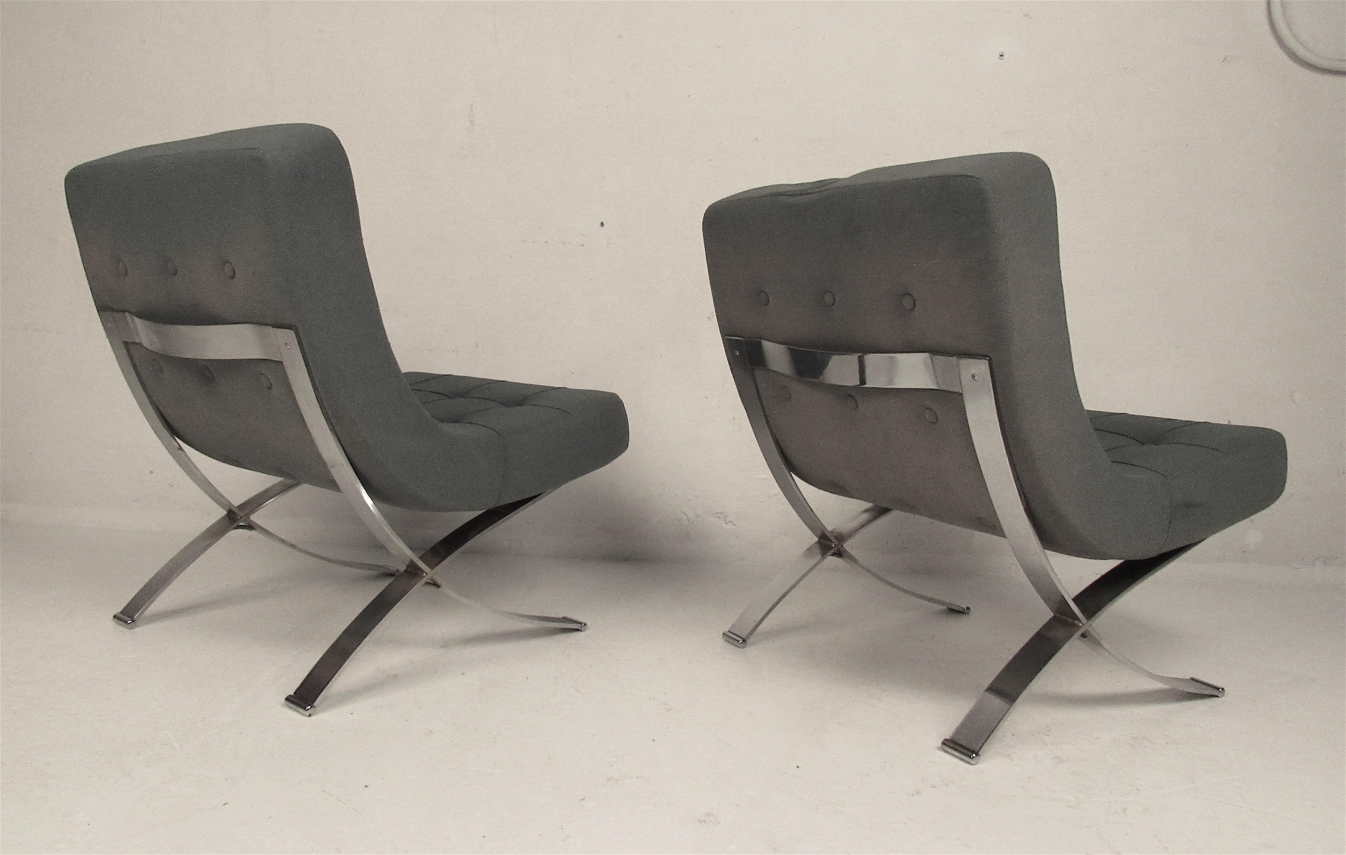 Mid-Century Modern Pair of Vintage Modern Barcelona Style Slipper Lounge Chairs For Sale