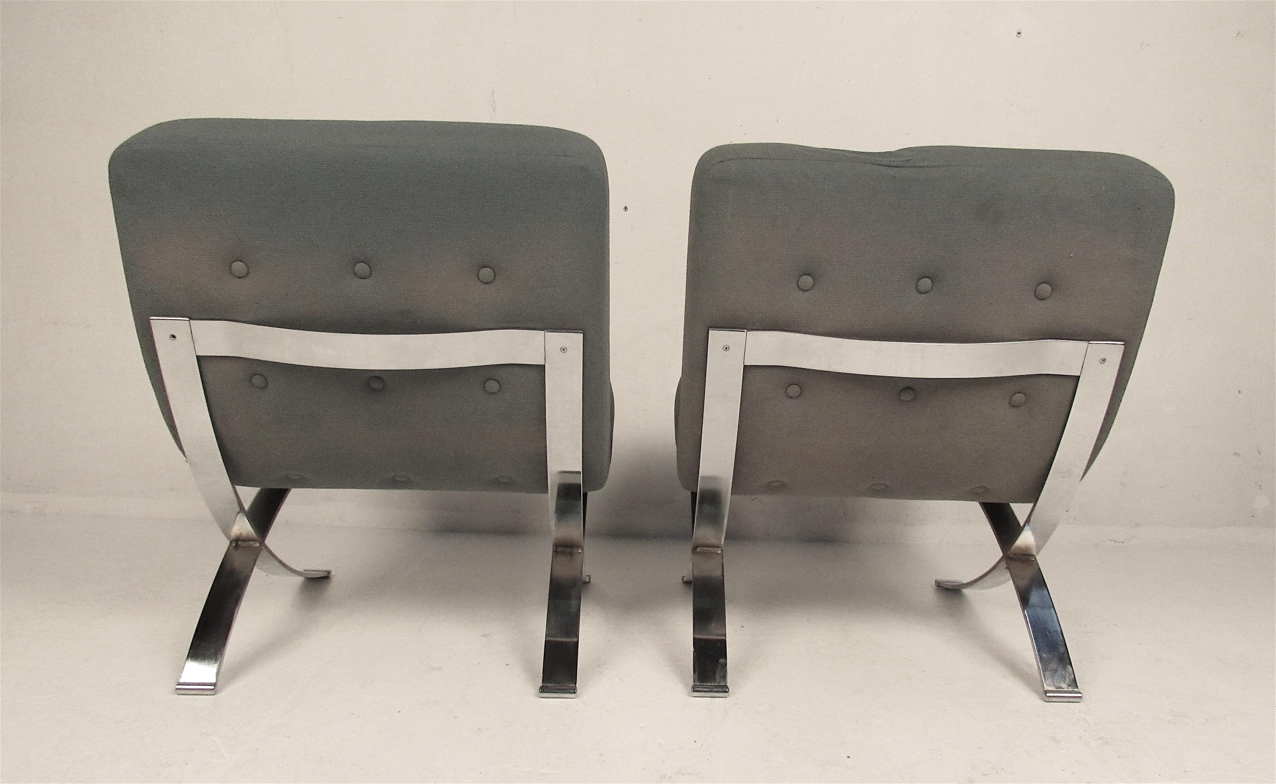 Pair of Vintage Modern Barcelona Style Slipper Lounge Chairs In Good Condition For Sale In Brooklyn, NY